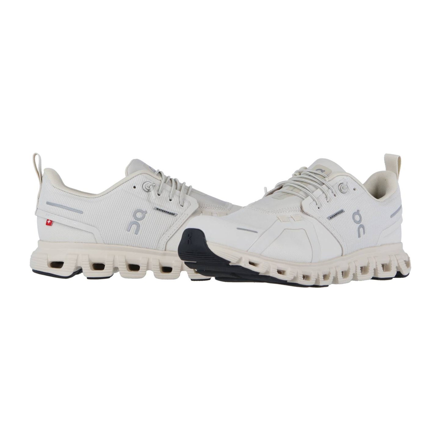 Die On CLOUD 6 WP Sneakers sind stylische, weiße Sportschuhe mit grauen und schwarzen Akzenten, dem ON-Logo und einer einzigartigen segmentierten Sohle mit CloudTec Dämpfung für Komfort. Diese Hochleistungs-Sneaker sind außerdem wasserdicht.