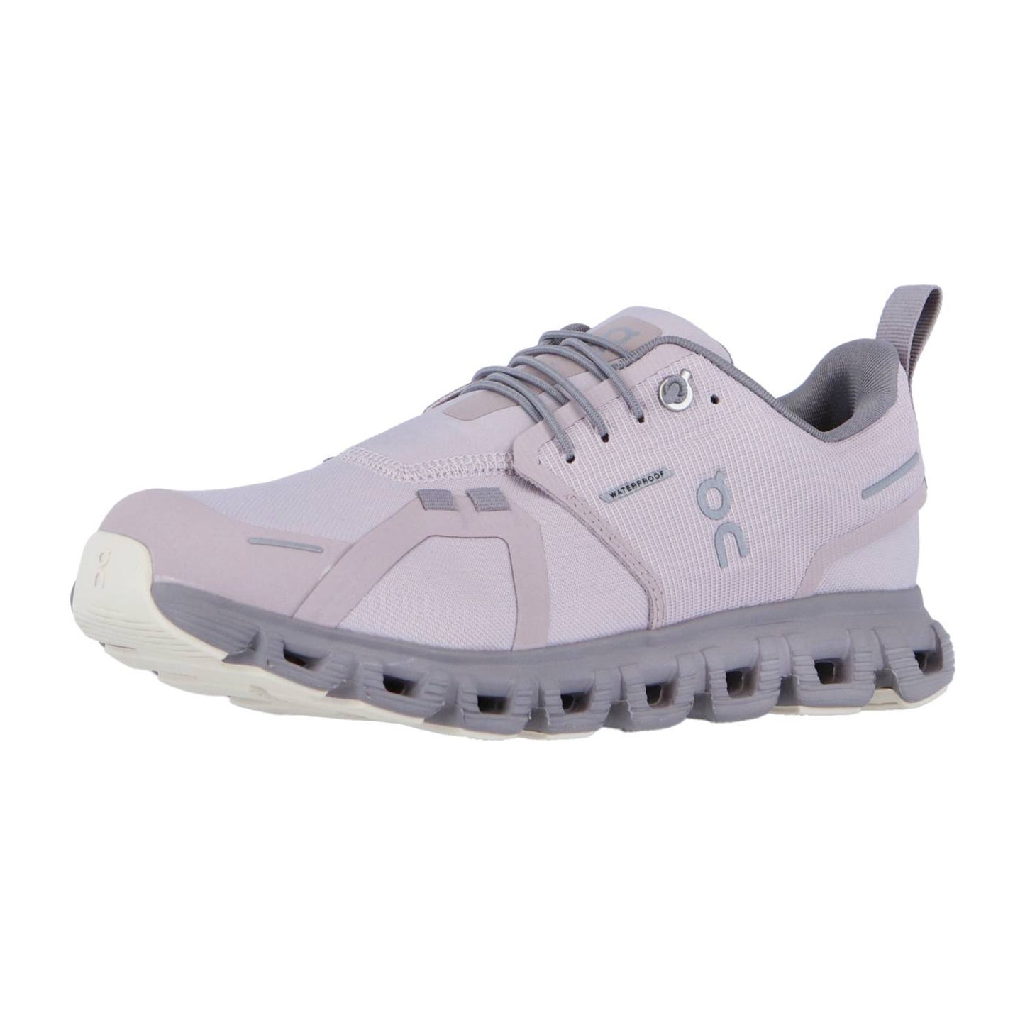 Der CLOUD 6 WP von On ist ein sportlicher Sneaker in Hellviolett und Grau mit einer klobigen CloudTec-Dämpfungssohle, einem Obermaterial aus Mesh und einem Schnürverschluss, der schräg auf einem weißen Hintergrund abgebildet ist.