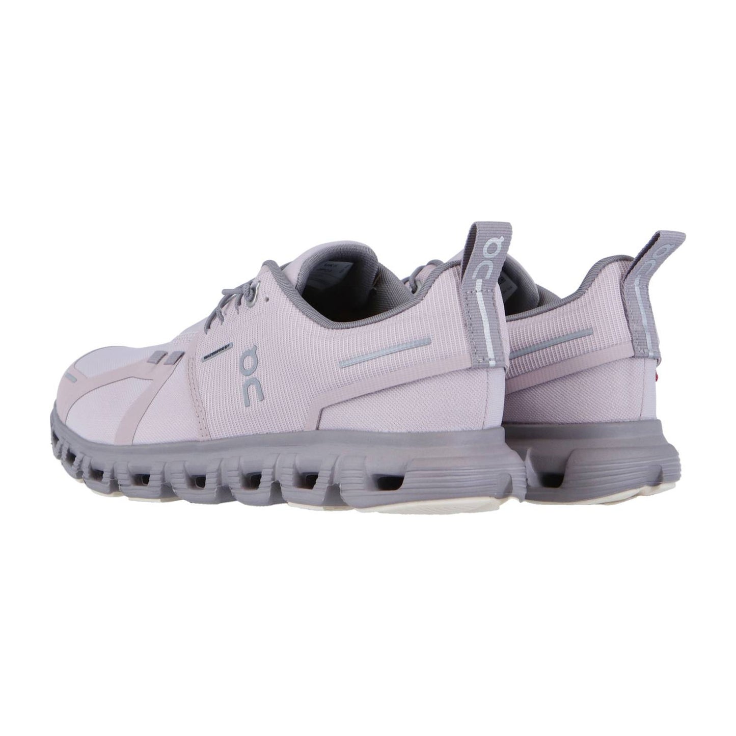 Die On CLOUD 6 WP Sneakers in Hellgrau verfügen über eine dicke, strukturierte Sohle mit CloudTec Dämpfung und das On-Logo auf der Seite und den Fersenlaschen, dargestellt aus einem hinteren Seitenwinkel - ideale wasserdichte Laufschuhe für jedes Wetter.
