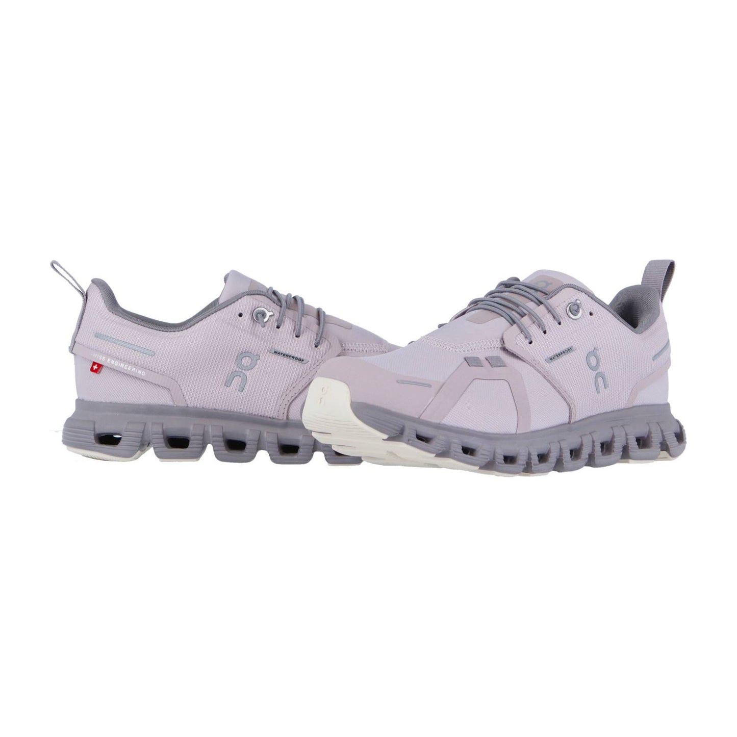 Die On CLOUD 6 WP Sportschuhe in Hellgrau verfügen über eine klobige, segmentierte Sohle mit CloudTec-Dämpfung und einem dezenten seitlichen Branding, das auf weißem Hintergrund zu sehen ist.