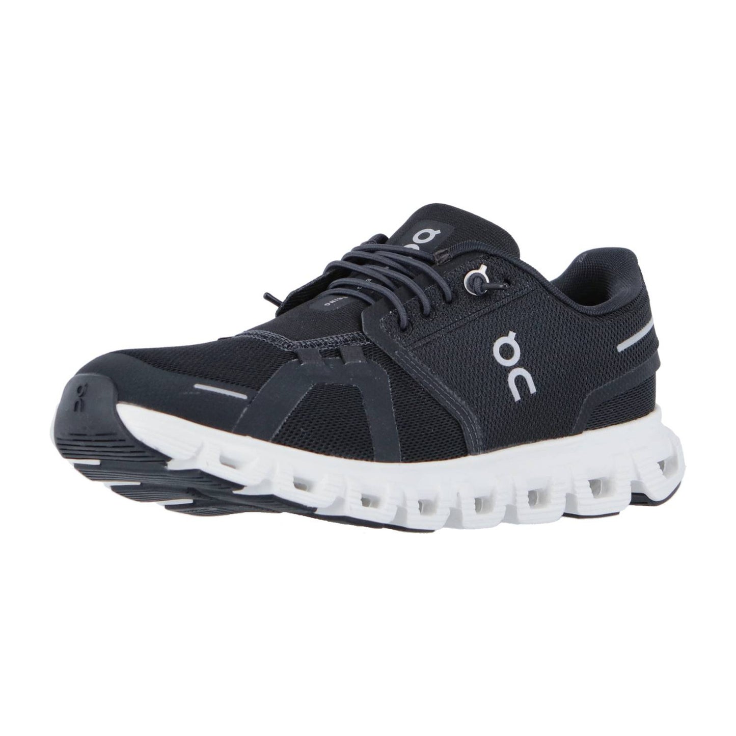 Der On CLOUD 6 ist ein schwarzer Sport-Sneaker mit weißer, gepolsterter Sohle, Mesh-Obermaterial und Schnürverschluss. Mit Schweizer Ingenieurskunst, CloudTec Dämpfung, segmentierten Laufflächen und einem kleinen weißen Logo bietet er herausragenden Komfort und Stil.