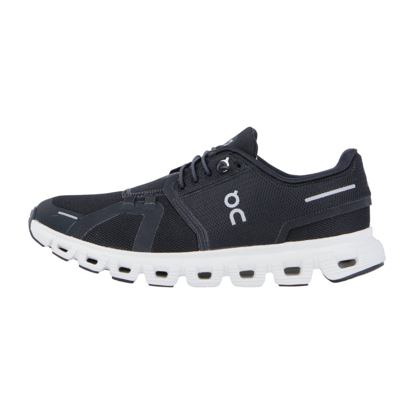 Der On CLOUD 6 ist ein schwarzer Sport-Sneaker mit weißen Akzenten, weißen Schnürsenkeln und einer dicken, segmentierten Sohle. Er verfügt über atmungsaktives Mesh, die charakteristische CloudTec-Dämpfung und Schweizer Ingenieurskunst für ganztägigen Komfort.