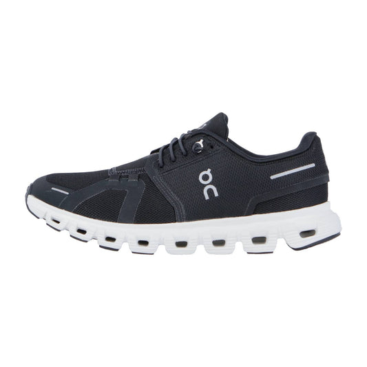 Der On CLOUD 6 ist ein schwarzer Sport-Sneaker mit weißen Akzenten, weißen Schnürsenkeln und einer dicken, segmentierten Sohle. Er verfügt über atmungsaktives Mesh, die charakteristische CloudTec-Dämpfung und Schweizer Ingenieurskunst für ganztägigen Komfort.