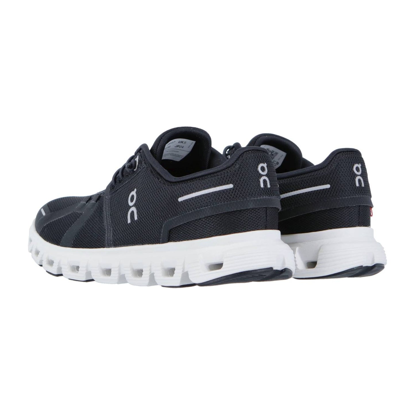 Ein Paar On CLOUD 6 Laufschuhe in Schwarz mit weißer Sohle, gezeigt aus einer schrägen Rückansicht. Zu den Merkmalen gehören Mesh-Obermaterial, das On-Logo und die CloudTec Dämpfung-Laufsohle, die die Schweizer Ingenieurskunst präsentiert.