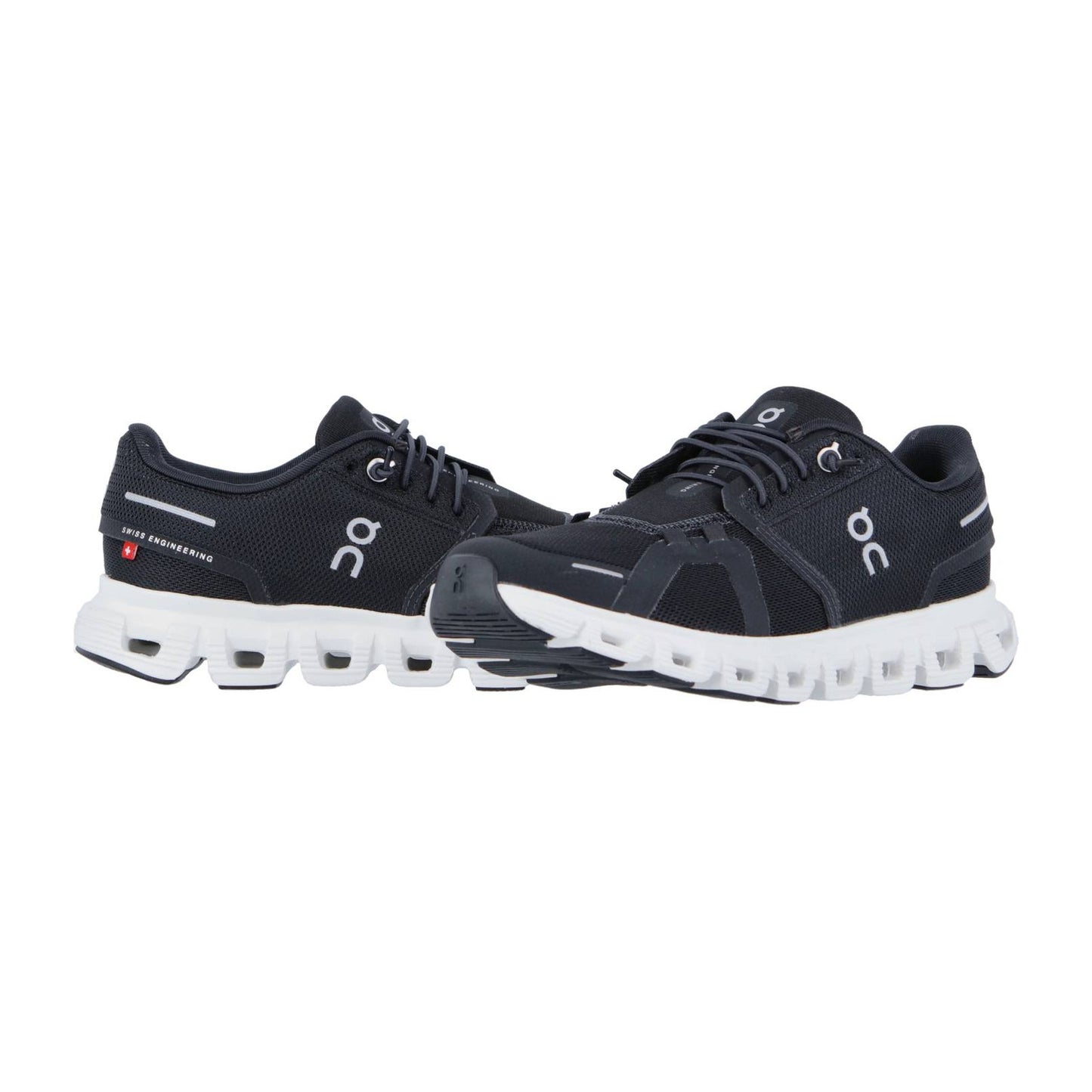 Die On CLOUD 6 Sneakers in Schwarz verfügen über eine weiße Sohle, das ikonische On-Logo an den Seiten und eine segmentierte CloudTec-Zwischensohle für hervorragende Dämpfung - ein Beweis für Schweizer Ingenieurskunst.