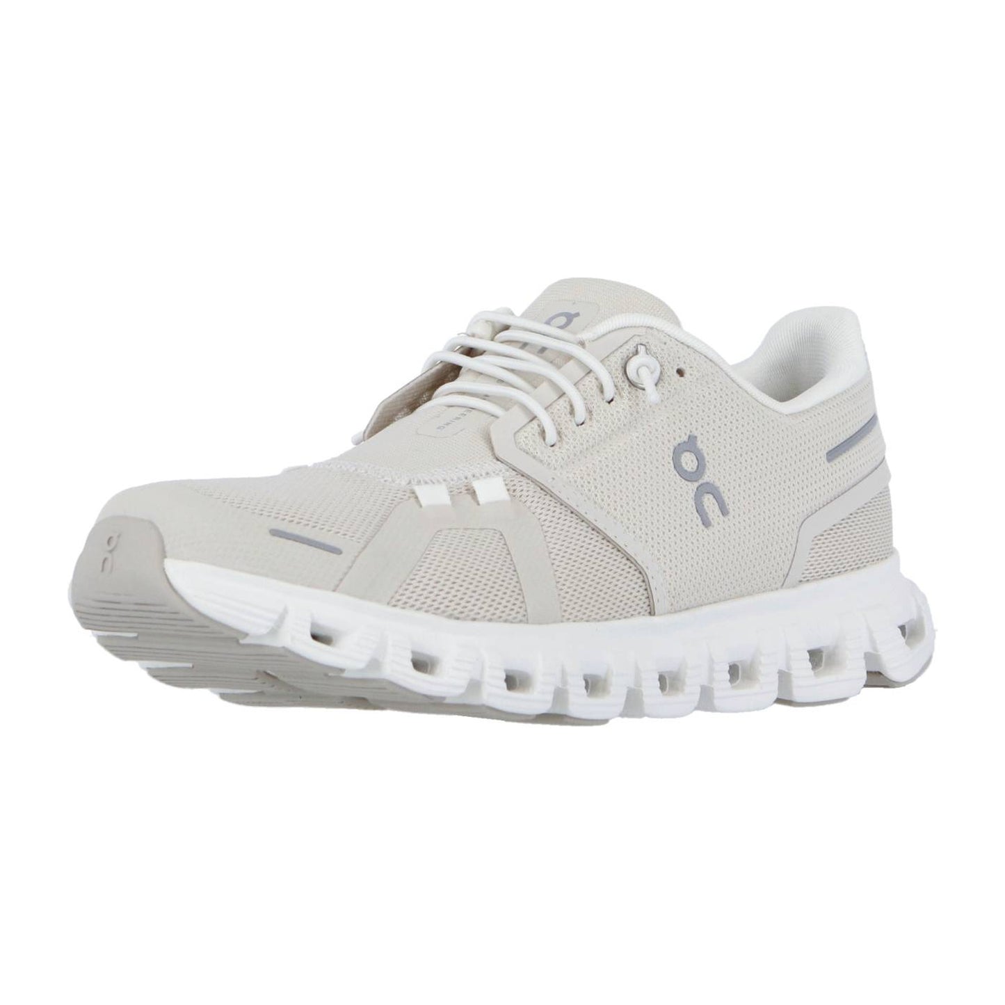 Der On CLOUD 6 ist ein hellbeiger und weißer Sportschuh mit einem atmungsaktiven Mesh-Obermaterial, einem auffälligen seitlichen Logo, einem Schnürverschluss und einer dicken, segmentierten Sohle mit CloudTec-Dämpfung für hervorragenden Komfort und Halt.