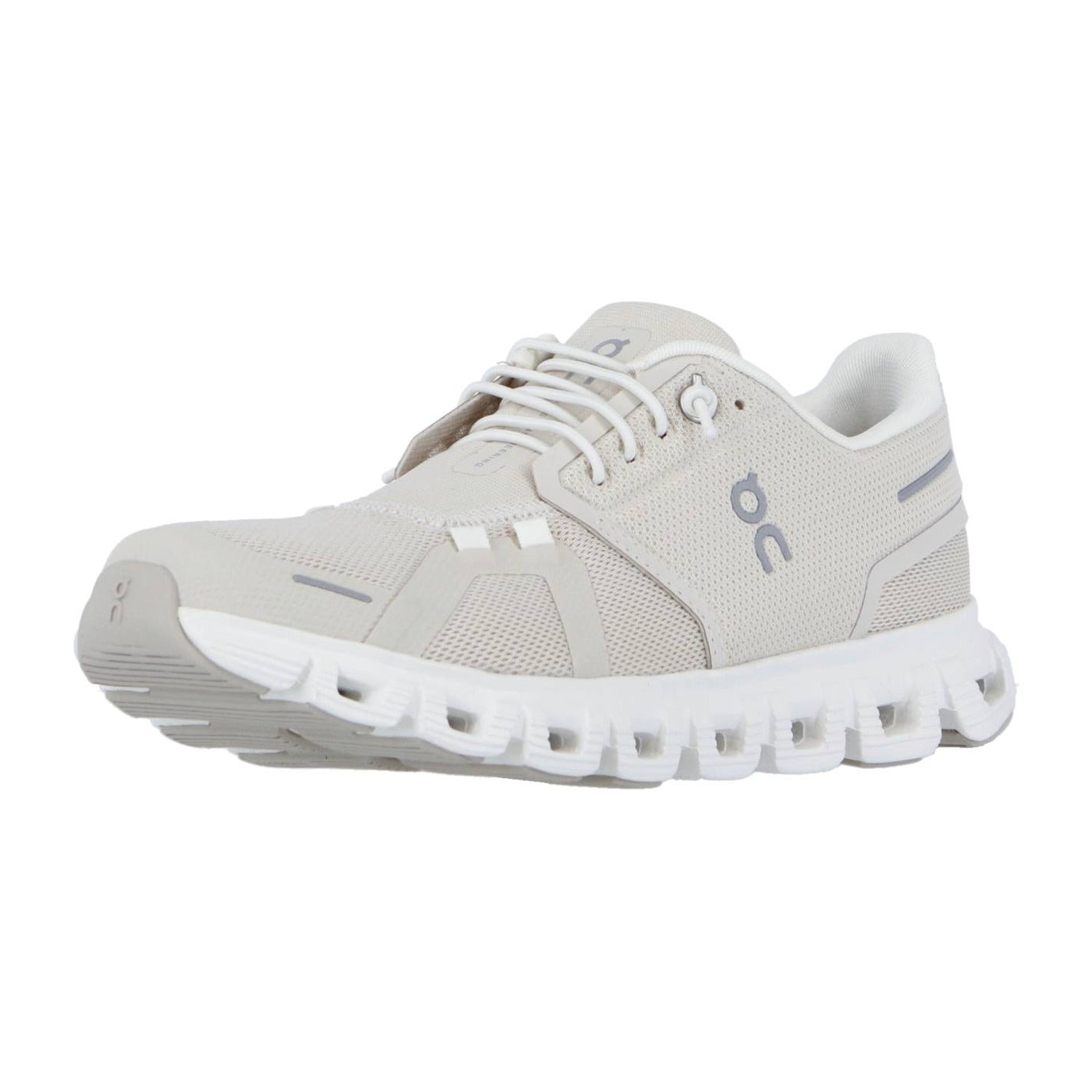 Der On CLOUD 6 ist ein hellbeiger und weißer Sportschuh mit einem atmungsaktiven Mesh-Obermaterial, einem auffälligen seitlichen Logo, einem Schnürverschluss und einer dicken, segmentierten Sohle mit CloudTec-Dämpfung für hervorragenden Komfort und Halt.