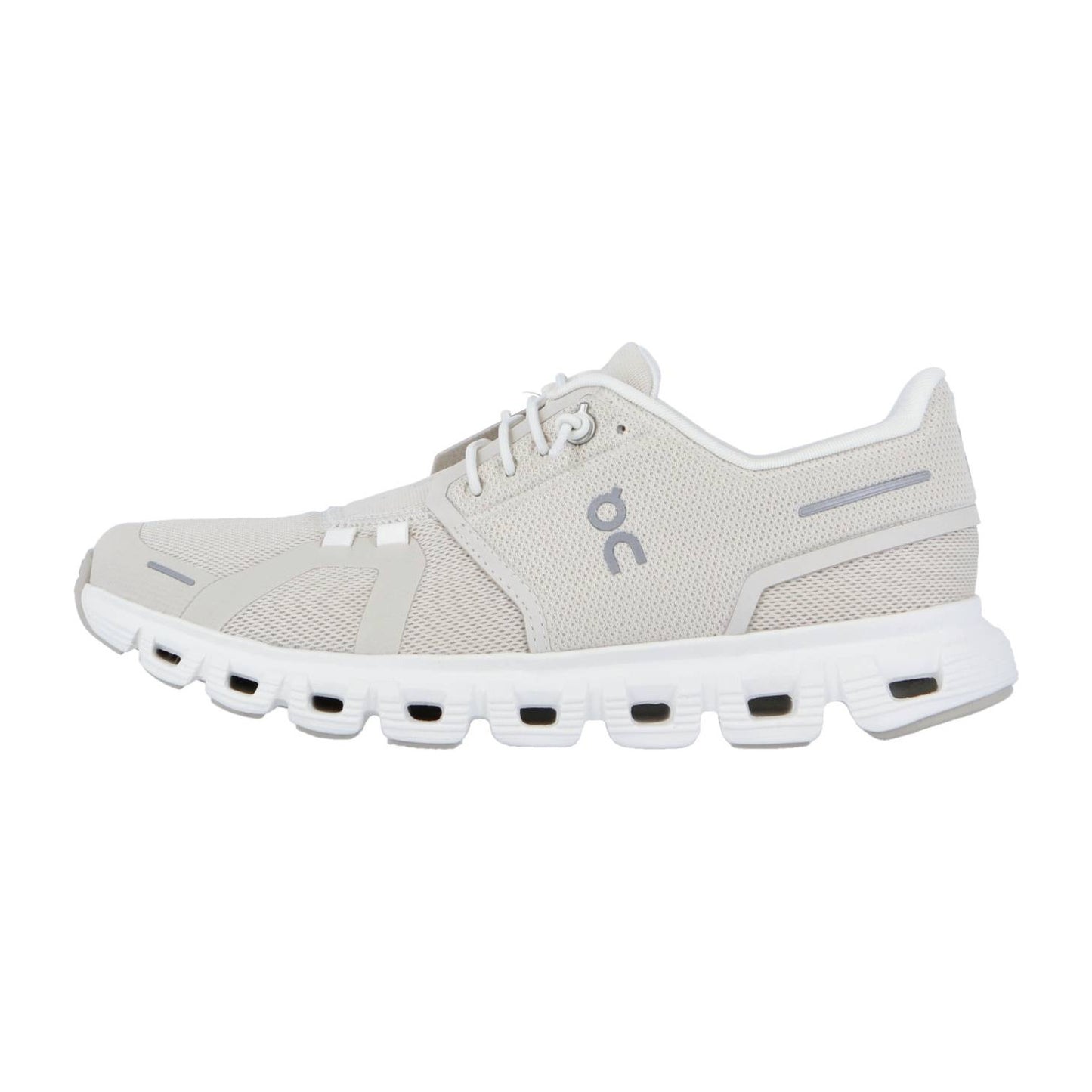 Der CLOUD 6 von On ist ein hellbeiger Sneaker mit weißer Sohle, grauen Akzenten, atmungsaktivem Mesh und dem charakteristischen ON-Logo. Die Sohle ist mit rechteckigen Aussparungen versehen und die CloudTec-Dämpfung sorgt für höchsten Komfort.
