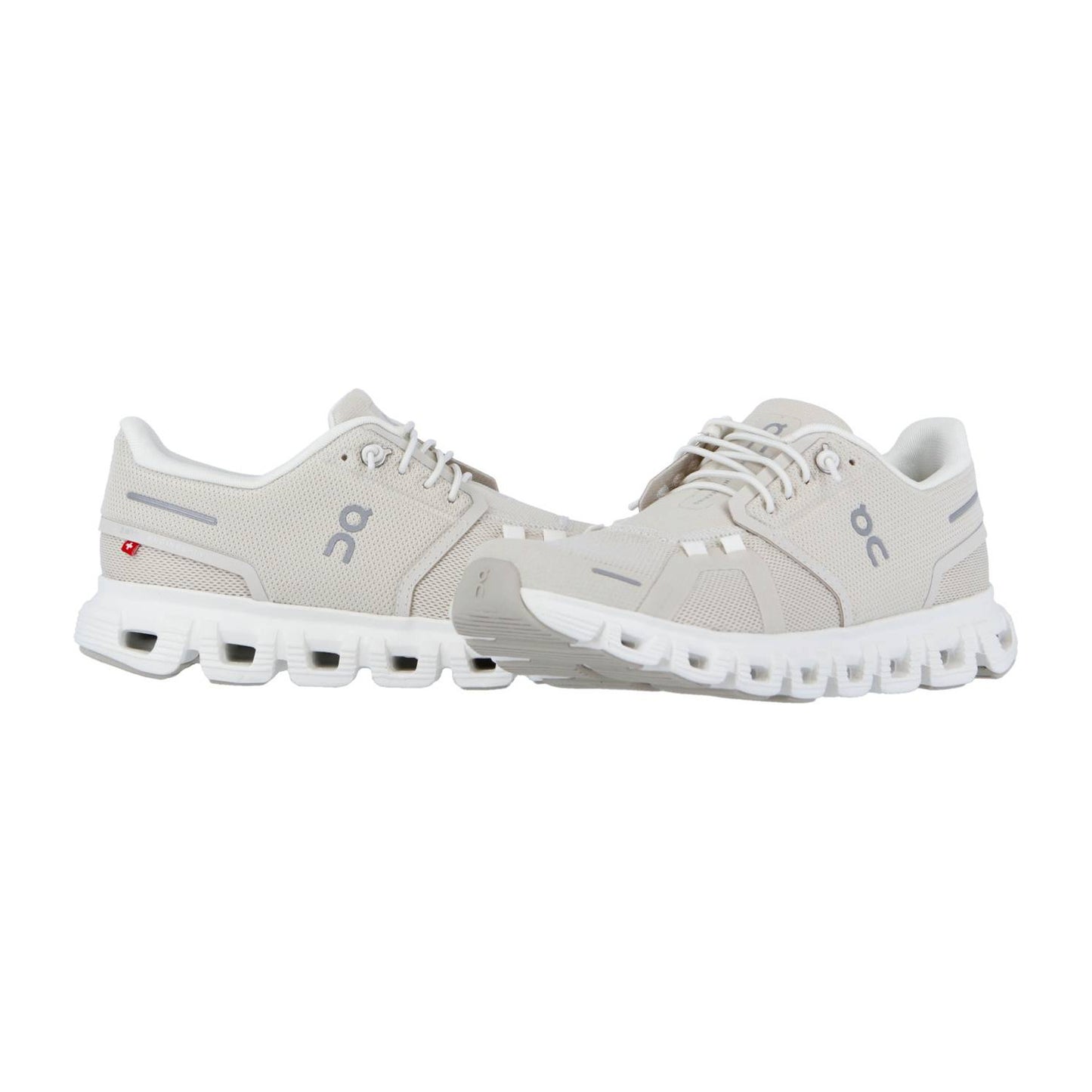 Die On CLOUD 6 Laufschuhe haben ein beiges, atmungsaktives Mesh-Obermaterial mit grauen Akzenten, eine weiße Sohle und die charakteristische CloudTec®-Dämpfung. Nebeneinander auf einem weißen Hintergrund abgebildet.