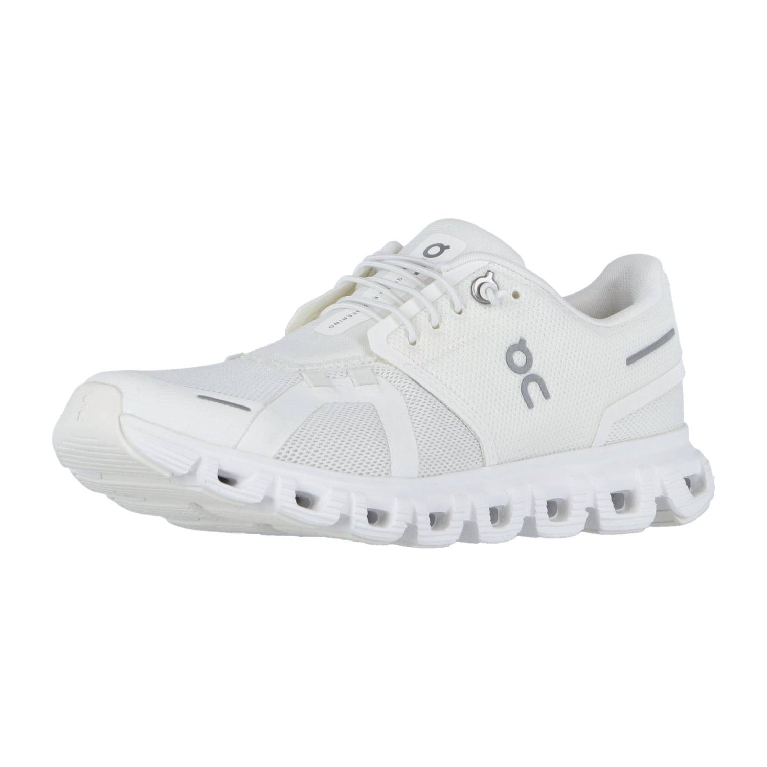 Der On CLOUD 6 ist ein weißer, sportlicher Sneaker mit Mesh-Obermaterial, Schnürverschluss, segmentierter CloudTec®-Sohle für Dämpfung und einem kleinen OC-Logo an der Seite. Er ist leicht und modern und zeigt die Schweizer Ingenieurskunst von On.