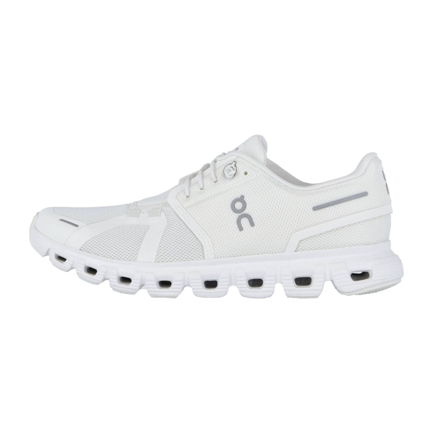Der On CLOUD 6 ist ein weißer Laufschuh mit einem Obermaterial aus Mesh, einem Schnürverschluss und einer Sohle mit rechteckigen Aussparungen. Schweizer Ingenieurskunst trifft auf Komfort mit der charakteristischen CloudTec-Dämpfung und dem On-Logo an der Seite.