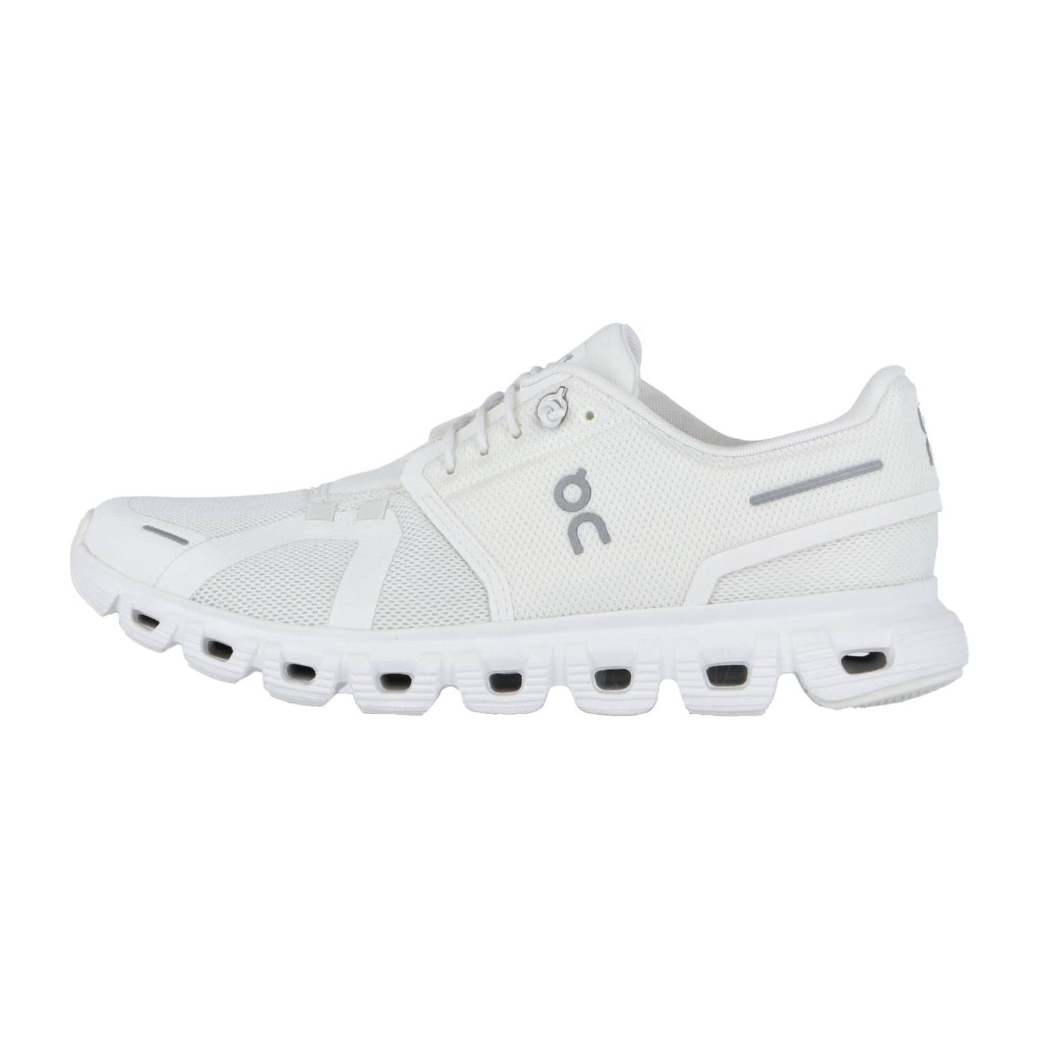 Der On CLOUD 6 ist ein weißer Laufschuh mit einem Obermaterial aus Mesh, einem Schnürverschluss und einer Sohle mit rechteckigen Aussparungen. Schweizer Ingenieurskunst trifft auf Komfort mit der charakteristischen CloudTec-Dämpfung und dem On-Logo an der Seite.