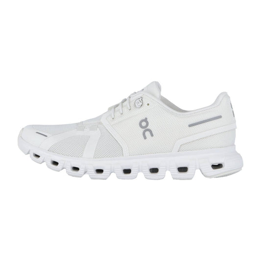 Der On CLOUD 6 ist ein weißer Laufschuh mit einem Obermaterial aus Mesh, einem Schnürverschluss und einer Sohle mit rechteckigen Aussparungen. Schweizer Ingenieurskunst trifft auf Komfort mit der charakteristischen CloudTec-Dämpfung und dem On-Logo an der Seite.