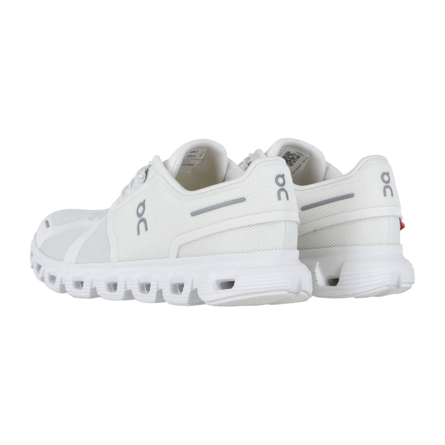 Die On CLOUD 6 Sneakers haben ein weißes Mesh-Obermaterial, eine klobige Sohle mit CloudTec-Dämpfung und ein On-Branding an den Seiten und an der Ferse, das von hinten auf weißem Hintergrund zu sehen ist.