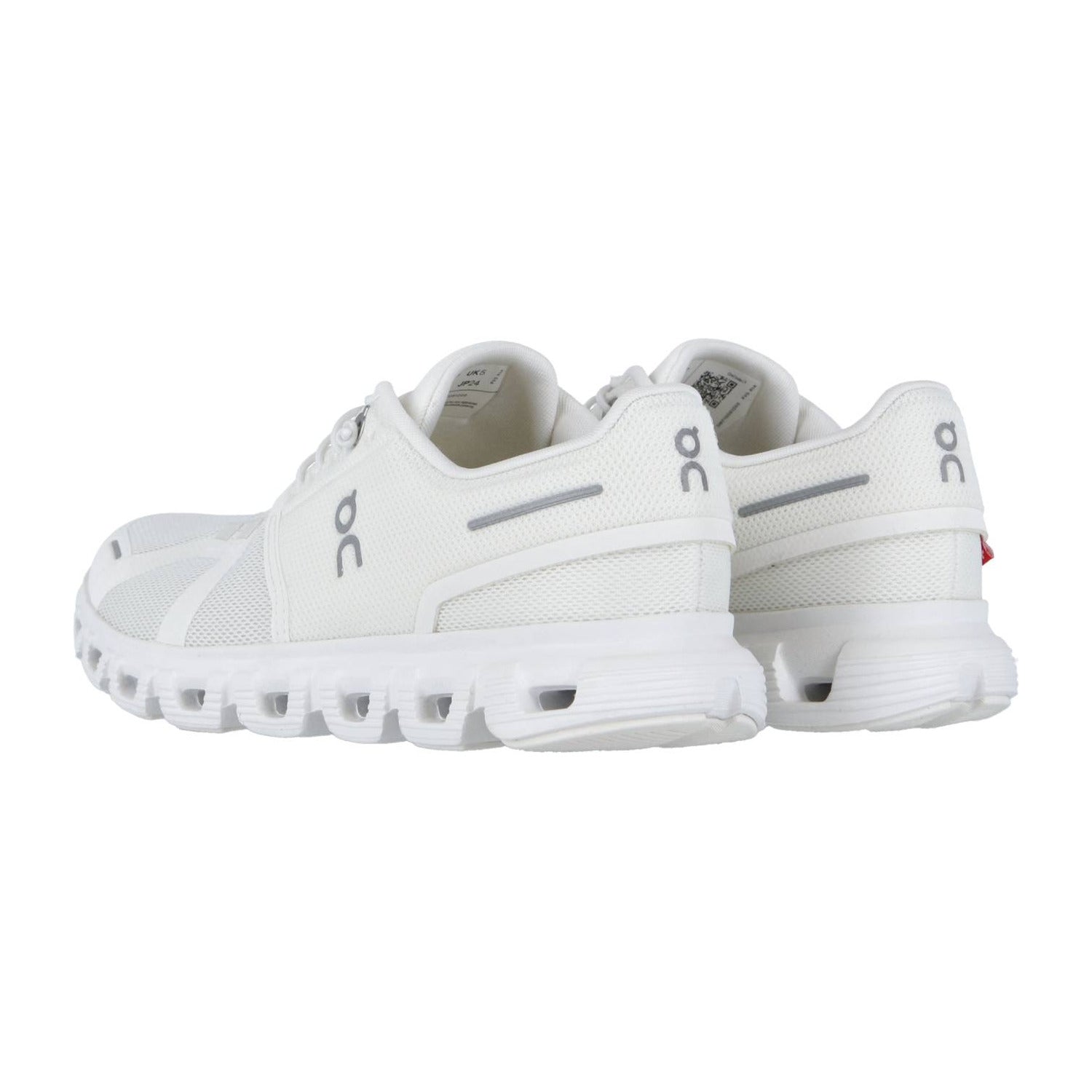 Die On CLOUD 6 Sneakers haben ein weißes Mesh-Obermaterial, eine klobige Sohle mit CloudTec-Dämpfung und ein On-Branding an den Seiten und an der Ferse, das von hinten auf weißem Hintergrund zu sehen ist.