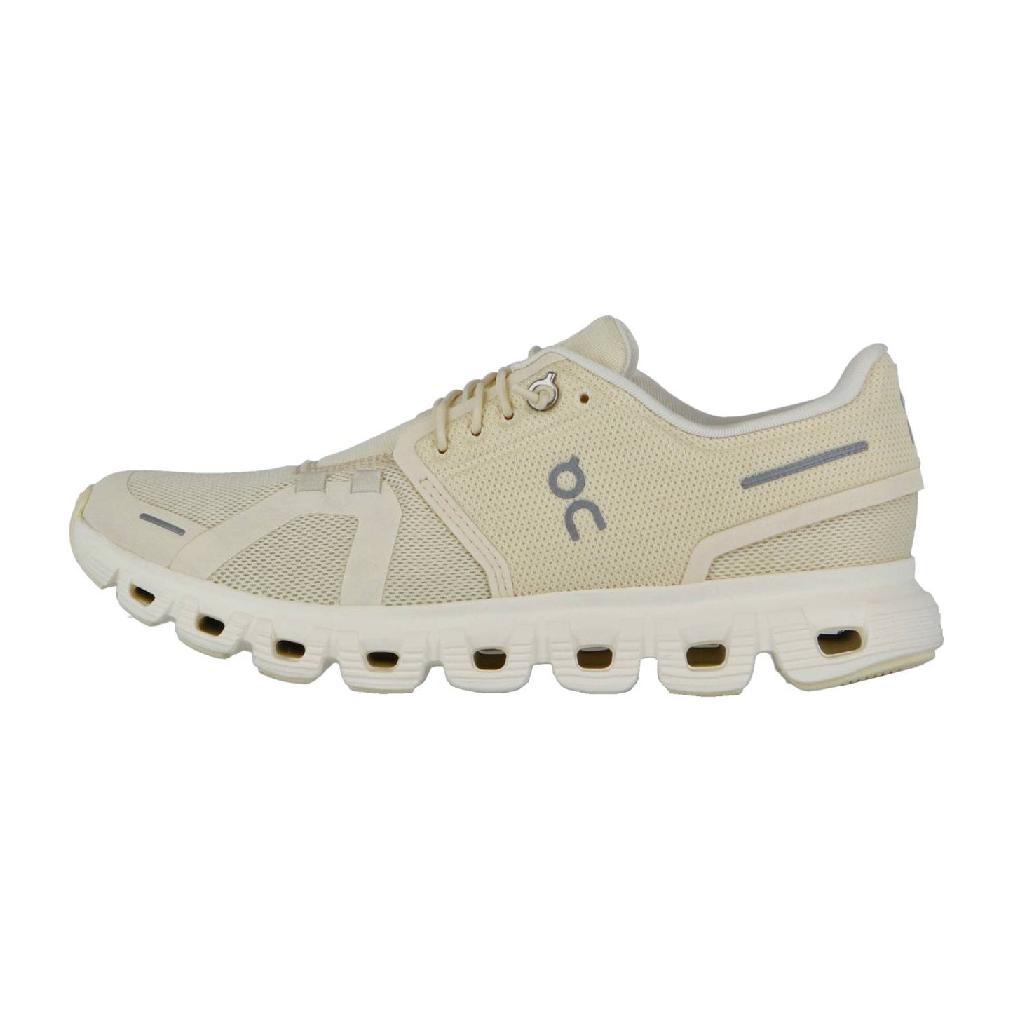Der On CLOUD 6 ist ein beiger Sportschuh mit einem Obermaterial aus Mesh, dem charakteristischen On Running-Logo und einer segmentierten Sohle mit CloudTec-Dämpfung, die Schweizer Ingenieurskunst für überragenden Komfort und Halt bietet.