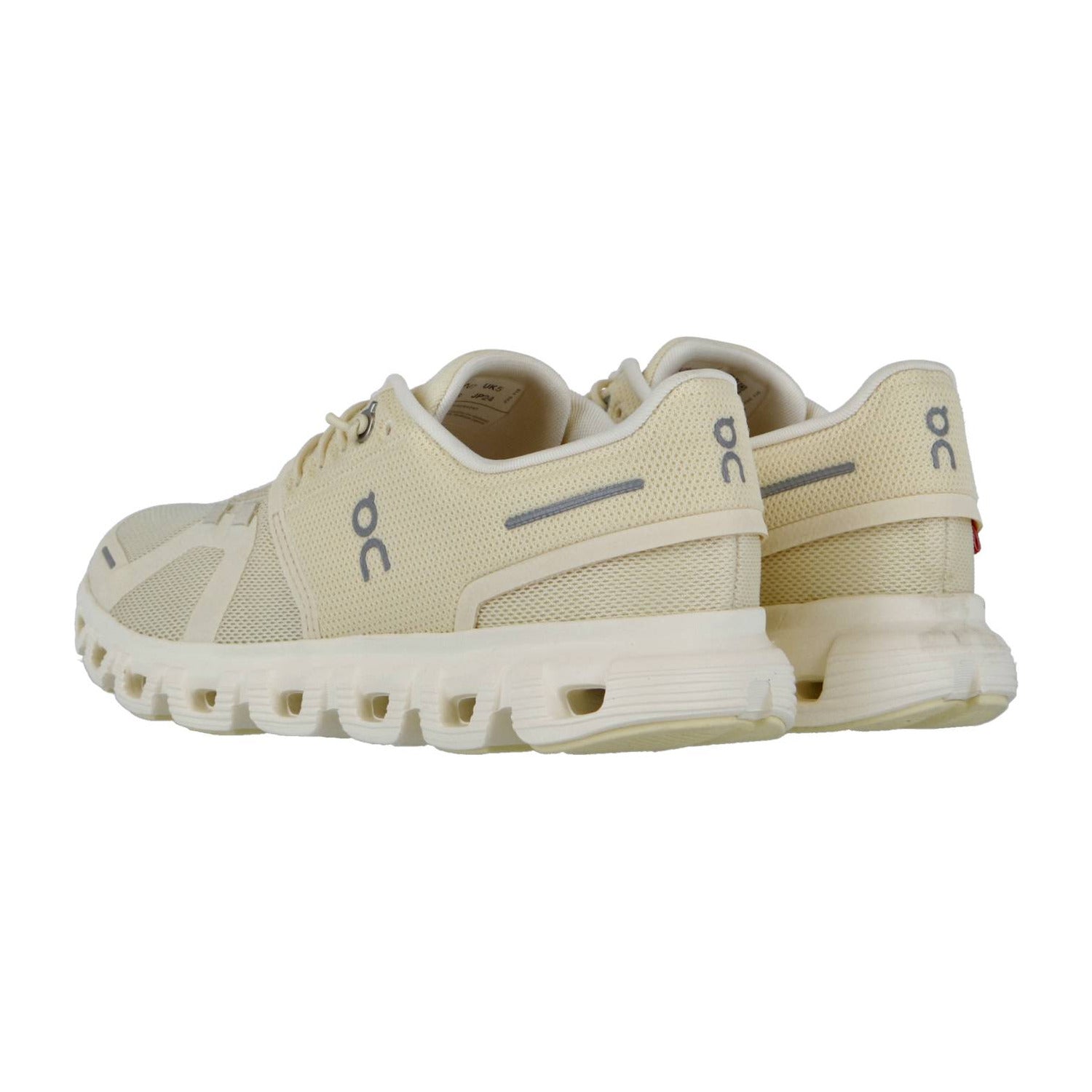 Die On CLOUD 6 Sneakers in Beige haben ein Obermaterial aus Mesh, graue ON-Logos an den Seiten und an der Ferse und eine markante, geriffelte Sohle mit CloudTec Dämpfung für Komfort. Sie sind in einem Winkel positioniert, um die Rück- und Seitenansicht zu zeigen.
