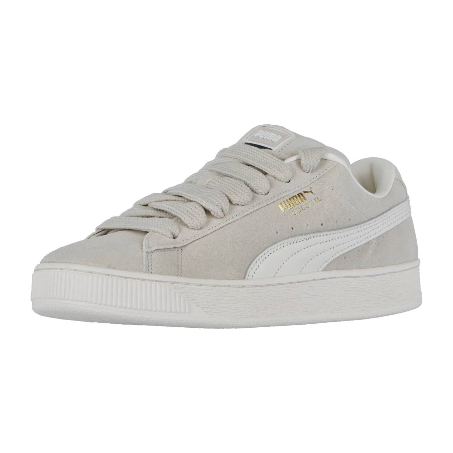 Der Puma Suede XL ist ein beiger Low-Top-Sneaker aus Wildleder mit weißen Akzenten, einem charakteristischen weißen Seitenstreifen, goldenem Branding, flachen Schnürsenkeln und einer klobigen weißen Gummisohle für Retro-Streetwear-Style.