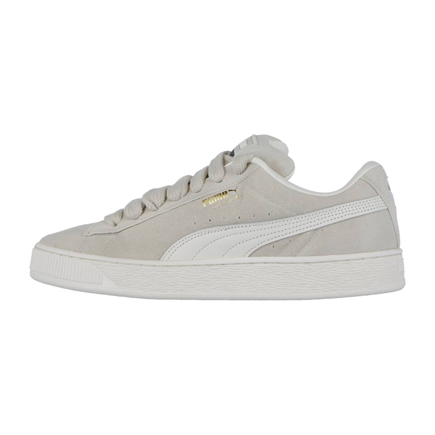Der Puma Suede XL ist ein hellbeiger Streetwear-Sneaker mit weißer Sohle, weißem Puma-Logo-Streifen und goldenem Branding-Detail an den Schnürsenkeln.
