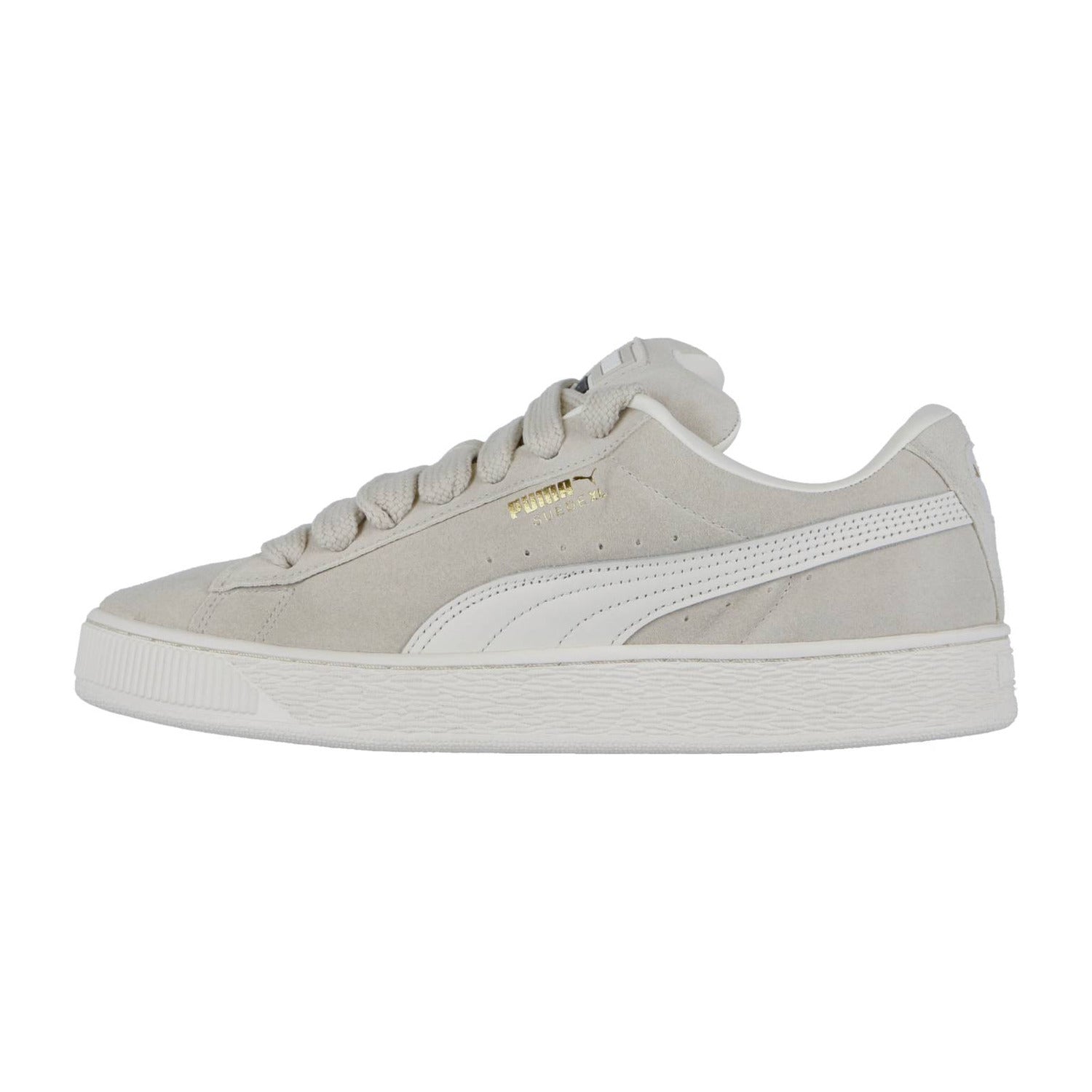 Der Puma Suede XL ist ein hellbeiger Streetwear-Sneaker mit weißer Sohle, weißem Puma-Logo-Streifen und goldenem Branding-Detail an den Schnürsenkeln.