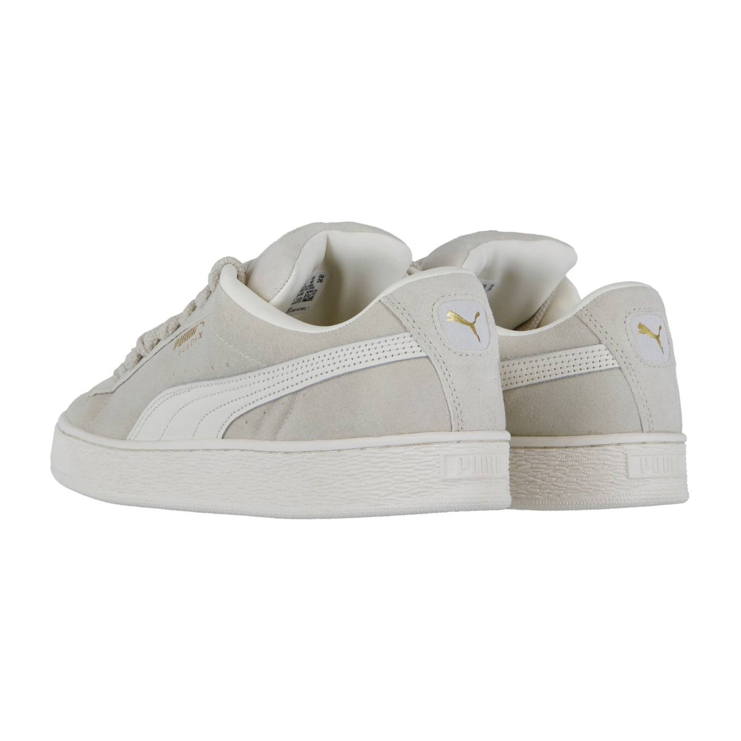 Ein Paar hellbeige Puma Suede XL Sneakers mit weißer Sohle und Seitenstreifen wird von hinten und von der Seite gezeigt. Das goldene Puma-Logo an der Ferse vervollständigt diesen Retro-Streetwear-Look.