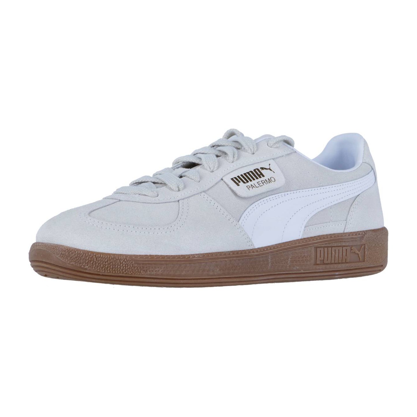 Der Puma Palermo ist ein hellgrauer Retro-Sneaker mit weißen Seitenstreifen, weißen Schnürsenkeln und einer braunen Gummisohle - klassischer Terrassen-Stil, von der Seite betrachtet.