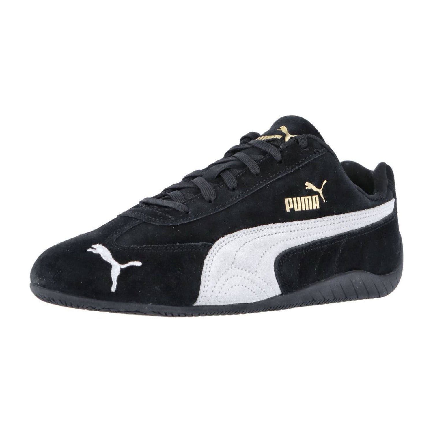 Der Puma Speedcat OG Sneaker hat ein schwarzes Design mit weißen und goldenen Akzenten, darunter ein goldenes Puma-Logo an der Seite und der Zunge, sowie einen weißen Seitenstreifen - eine echte Racing-Lifestyle-Ikone.