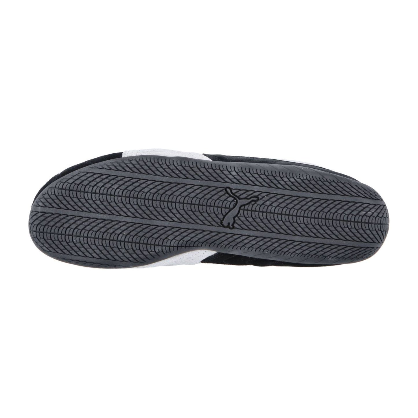 Das Bild zeigt die Sohle des Speedcat OG von Puma, ein schwarzer Motorsport-Sneaker mit einem strukturierten, gewellten Profil und einem kleinen Vogel-Logo in der Mitte, das den Racing-Lifestyle-Geist verkörpert.