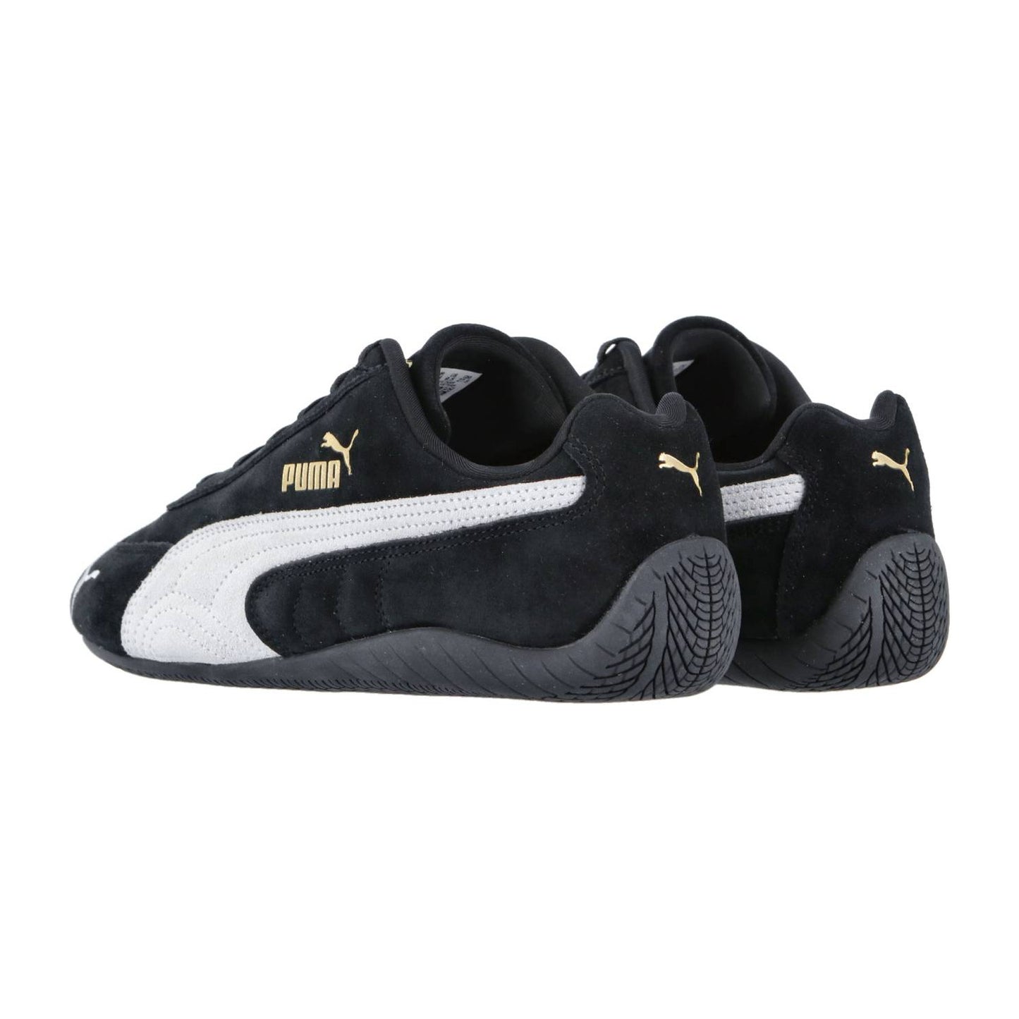 Die Puma Speedcat OG Sneakers zeigen ein schwarzes Design mit weißen Streifen, goldenen Puma-Logos und strukturierten schwarzen Sohlen - von hinten auf weißem Hintergrund, perfekt für einen Racing-Lifestyle Motorsport-Look.