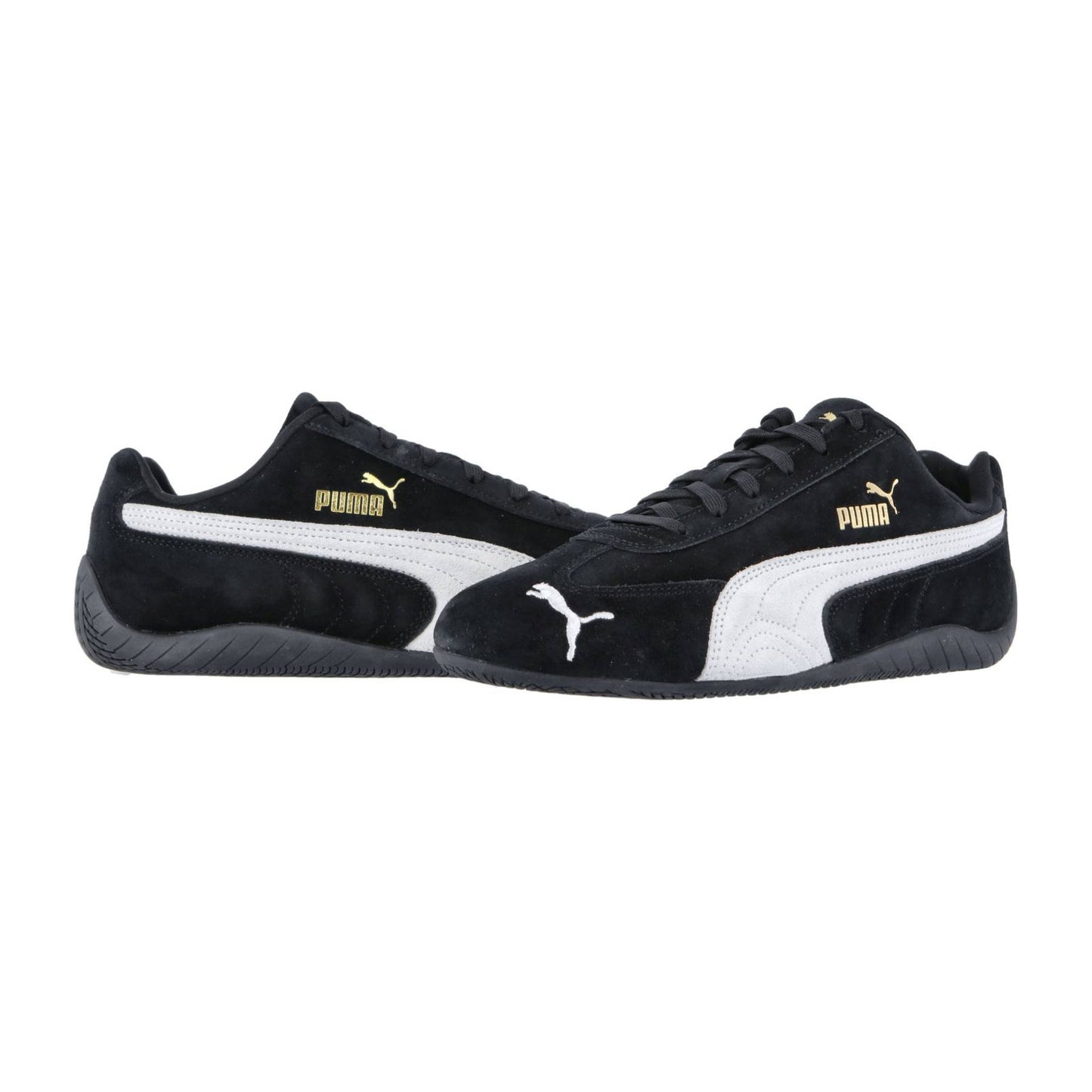 Die Puma Speedcat OG Sneakers in Schwarz haben weiße Seitenstreifen, goldenes Puma Branding und schwarze Gummisohlen. Der eine steht aufrecht, während der andere zur Seite kippt und so seinen authentischen Racing-Lifestyle-Appeal unterstreicht.