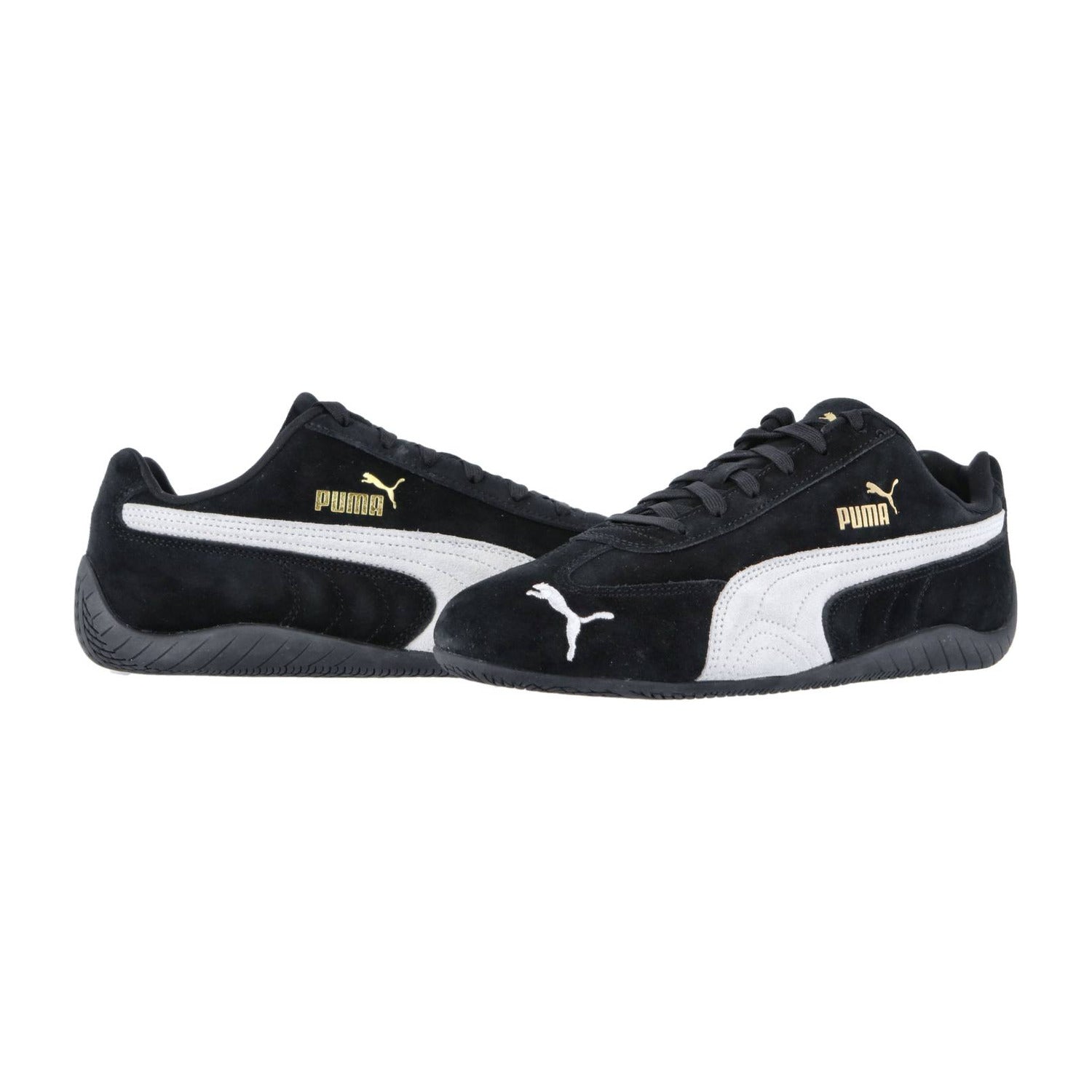 Die Puma Speedcat OG Sneakers in Schwarz haben weiße Seitenstreifen, goldenes Puma Branding und schwarze Gummisohlen. Der eine steht aufrecht, während der andere zur Seite kippt und so seinen authentischen Racing-Lifestyle-Appeal unterstreicht.