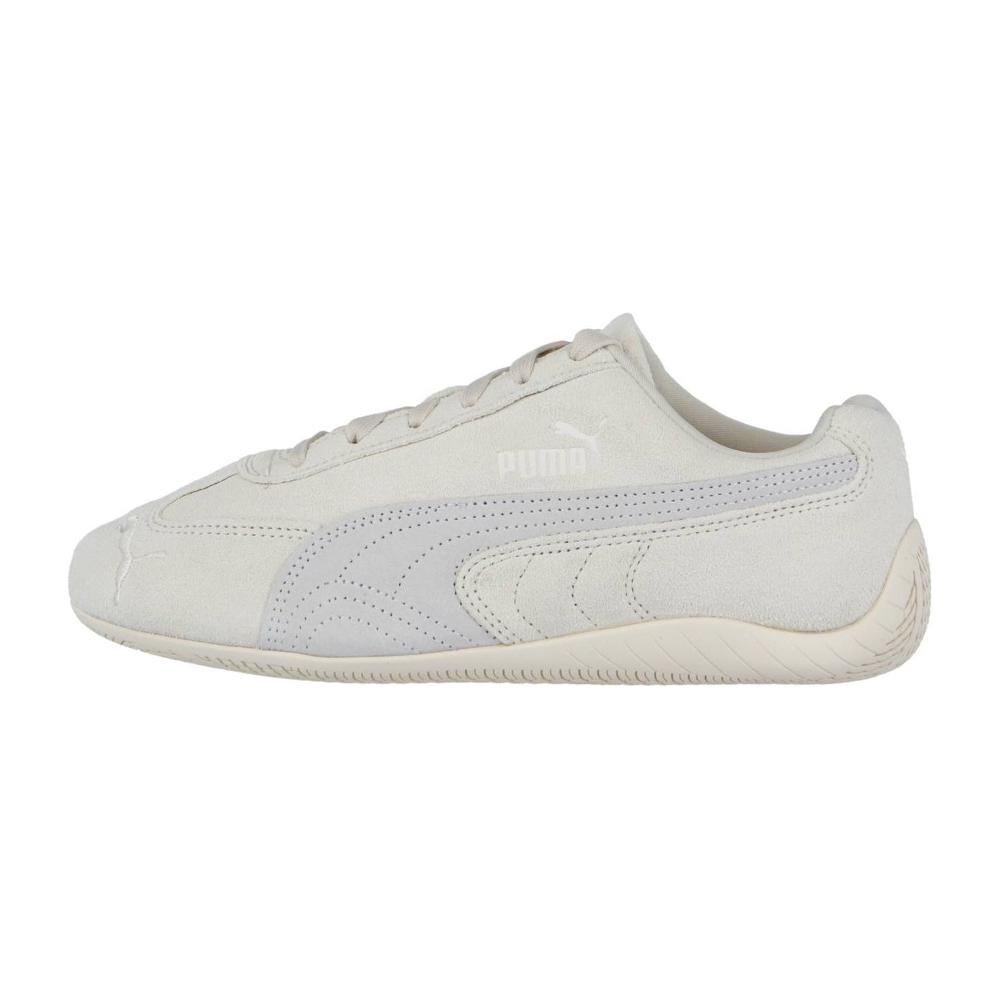 Der Puma Speedcat OG Sneaker aus beigem Wildleder hat ein niedriges Profil, eine Schnürung und einen charakteristischen seitlichen Formstrip, der in der Seitenansicht auf weißem Hintergrund zu sehen ist - ideal für einen Motorsport-inspirierten Look.