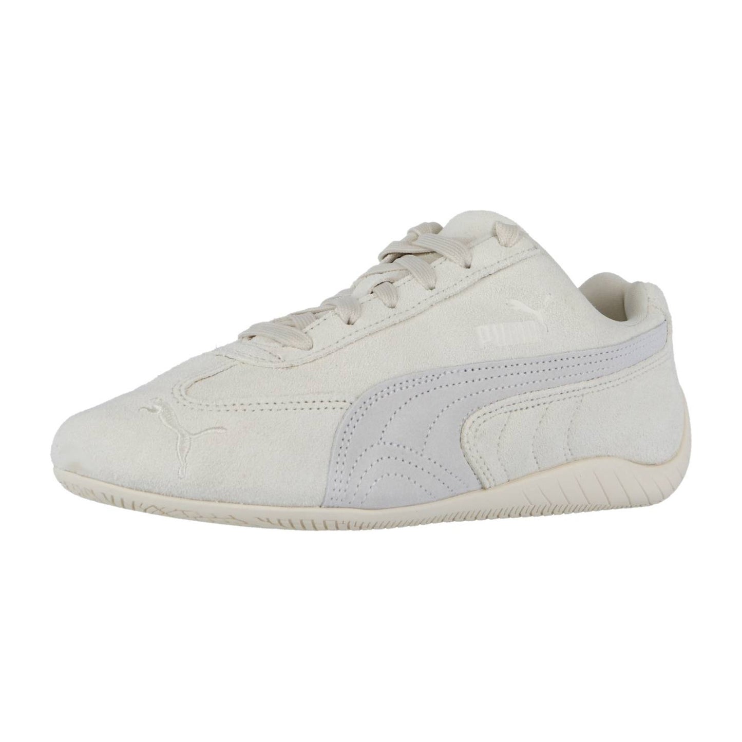 Der Puma Speedcat OG ist ein beiger Wildleder-Motorsport-Sneaker mit einem Low-Top-Design, einem schlanken, minimalistischen Racing-Lifestyle-Look, einer strukturierten Gummisohle und einem dezenten Puma-Branding, das vom klassischen Speedcat OG inspiriert ist.