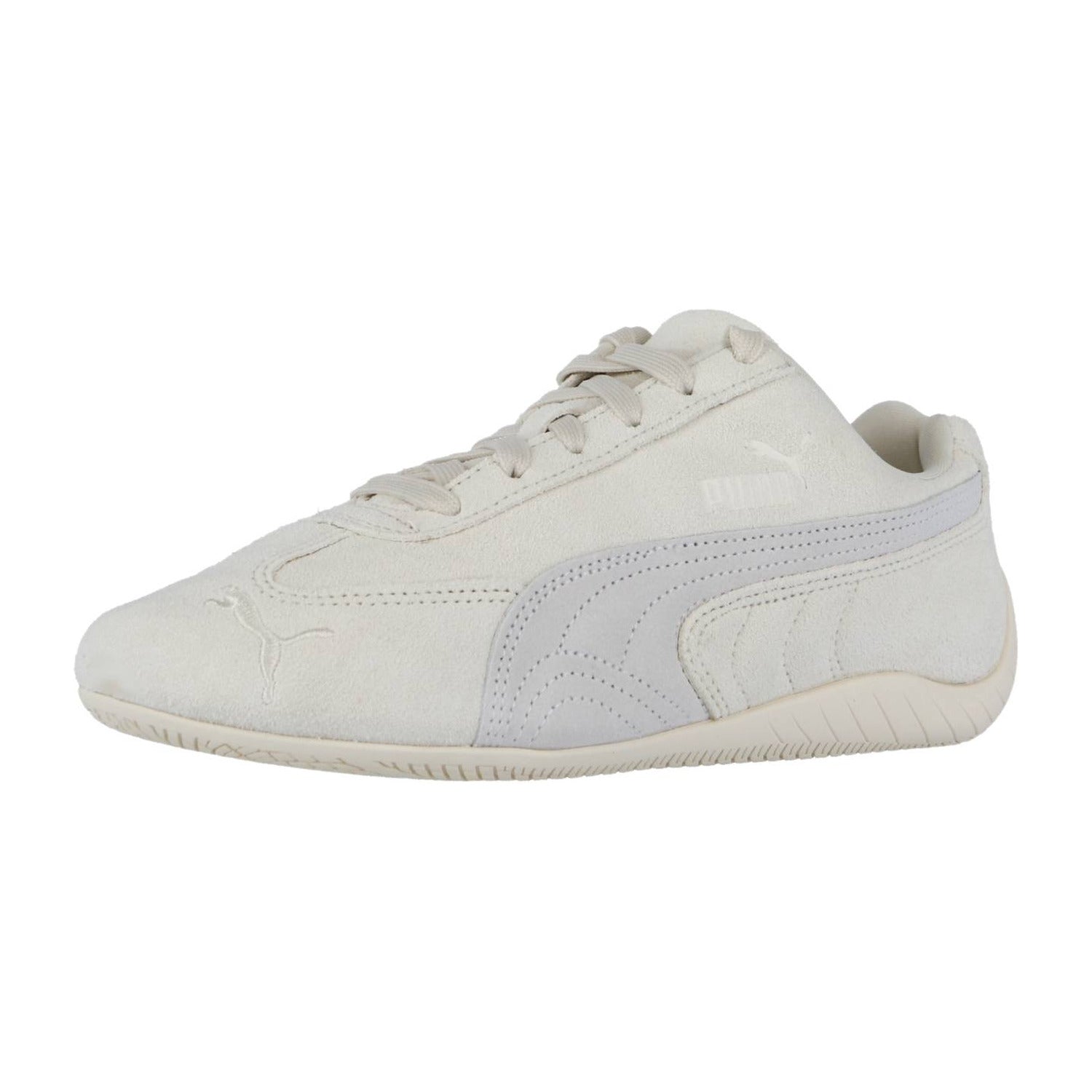 Der Puma Speedcat OG ist ein beiger Wildleder-Motorsport-Sneaker mit einem Low-Top-Design, einem schlanken, minimalistischen Racing-Lifestyle-Look, einer strukturierten Gummisohle und einem dezenten Puma-Branding, das vom klassischen Speedcat OG inspiriert ist.