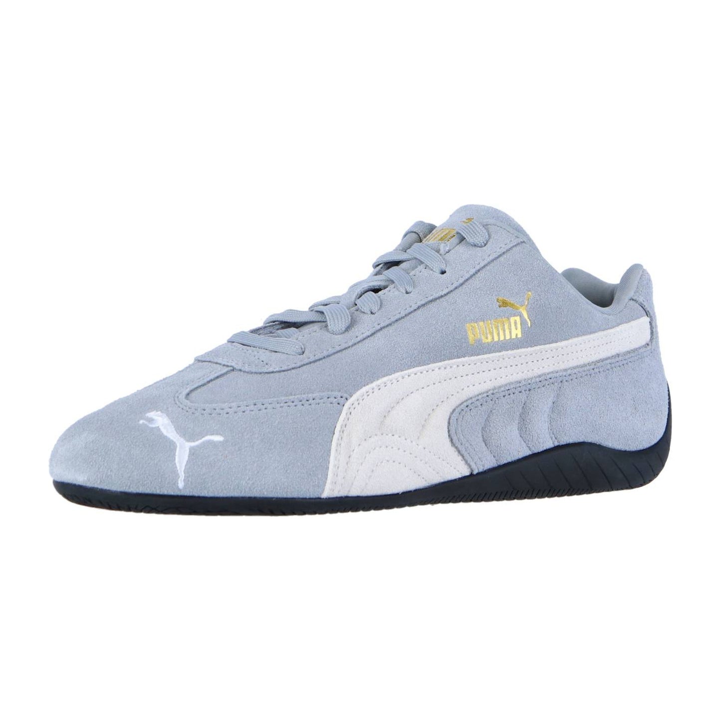 Der Puma Speedcat OG hat hellgraues Wildleder, einen weißen Seitenstreifen, ein goldenes Puma-Logo und eine schwarze Gummisohle auf weißem Grund.