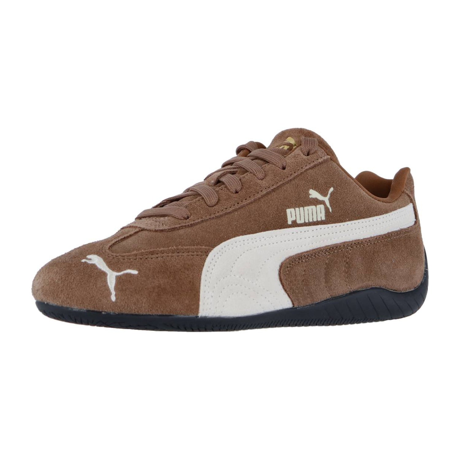 Der Puma Speedcat OG Sneaker hat braunes Wildleder, ein weißes Puma-Logo und Streifen, eine schwarze Gummisohle und weißes Puma-Branding auf der Zunge und an der Ferse, was für einen authentischen, vom Motorsport inspirierten Look sorgt.
