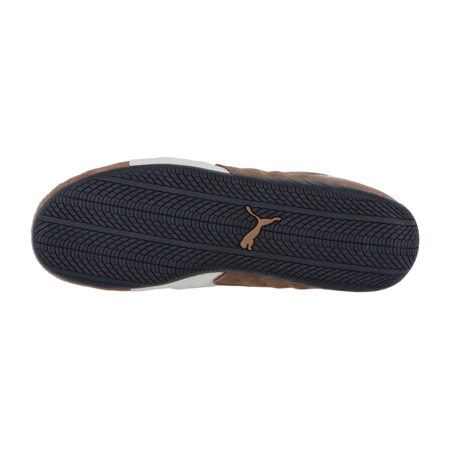 Das Bild zeigt die Unterseite des Puma Speedcat OG Sneakers mit einer schwarzen Gummisohle, Fischgrätprofil und einem braunen Puma-Logo in der Mitte, das das Racing Lifestyle Design unterstreicht.