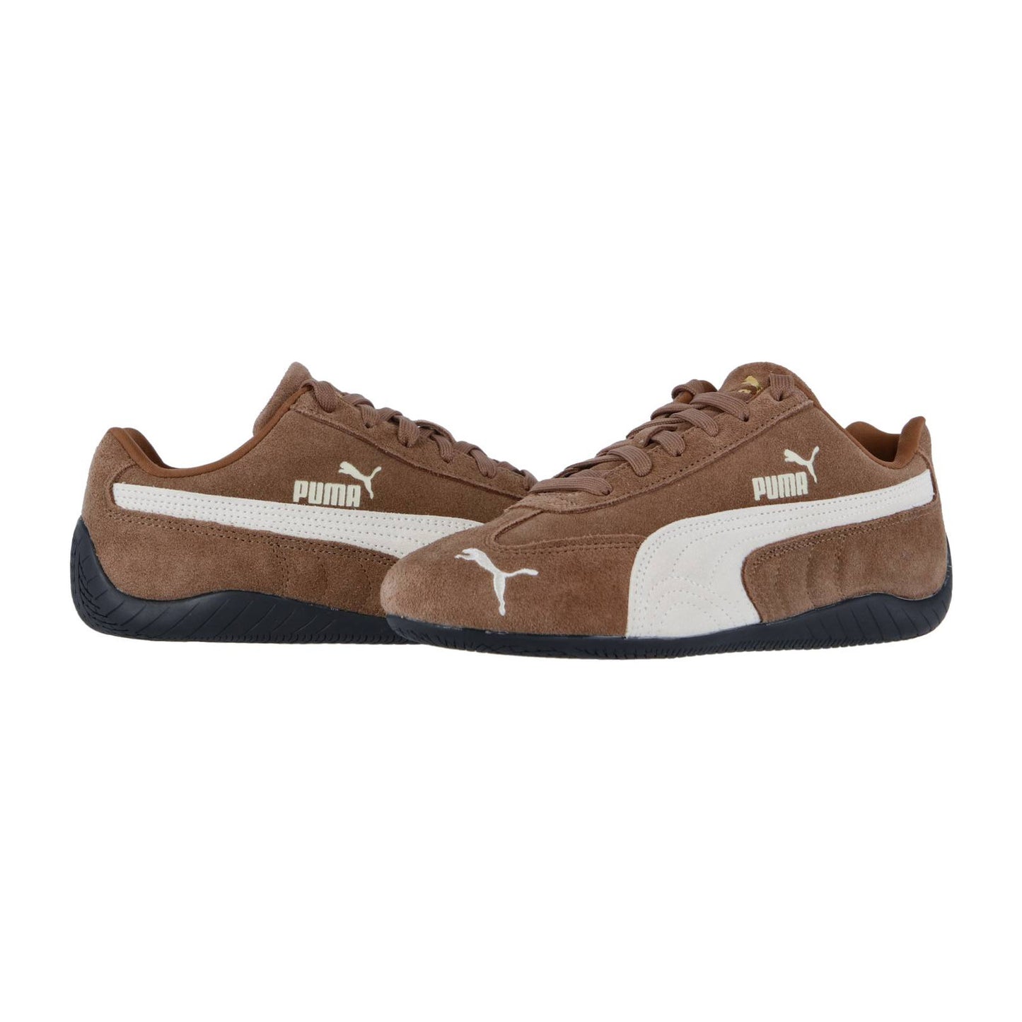 Die Puma Speedcat OG Sneakers haben ein braunes Obermaterial aus Wildleder, weiße Seitenstreifen und Logos sowie eine schwarze, strukturierte Gummisohle - ein klassischer Racing-Lifestyle-Stil. Abgebildet auf einem weißen Hintergrund.