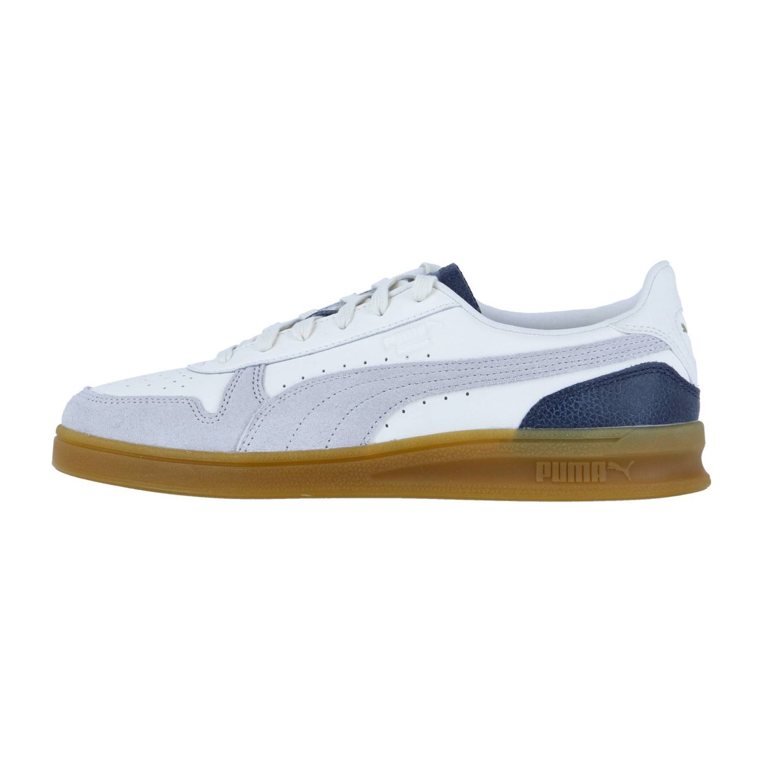 Der Puma Indoor Special ist ein weißer und grauer Hallenschuh mit einem strukturierten Obermaterial, einem marineblauen Fersenakzent und einer braunen Gummisohle, die im Seitenprofil auf einem schlichten weißen Hintergrund abgebildet ist.