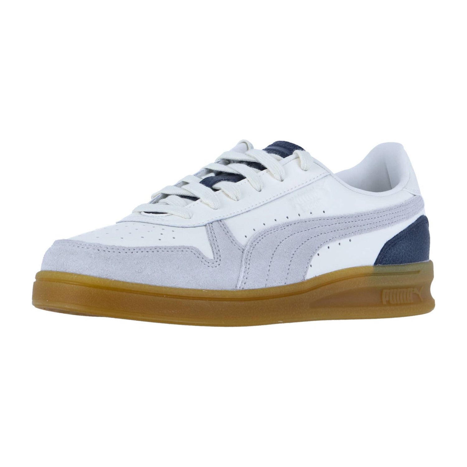 Der Puma Indoor Special ist ein retro-inspirierter Sneaker in Weiß und Grau mit grauen Wildlederakzenten, einer marineblauen Ferse, Gummisohle und dem charakteristischen Seitenstreifen-Logo. Der Hallenschuh ist vor einem weißen Hintergrund abgebildet.