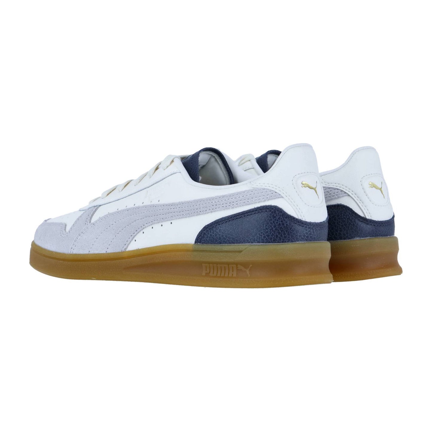 Puma Indoor Special Turnschuhe in Weiß und Marineblau mit goldenen Logo-Akzenten und Gummisohlen, von hinten und von der Seite auf weißem Hintergrund gezeigt. Diese retro-inspirierten Sneaker sind perfekt als stylische Hallenschuhe.