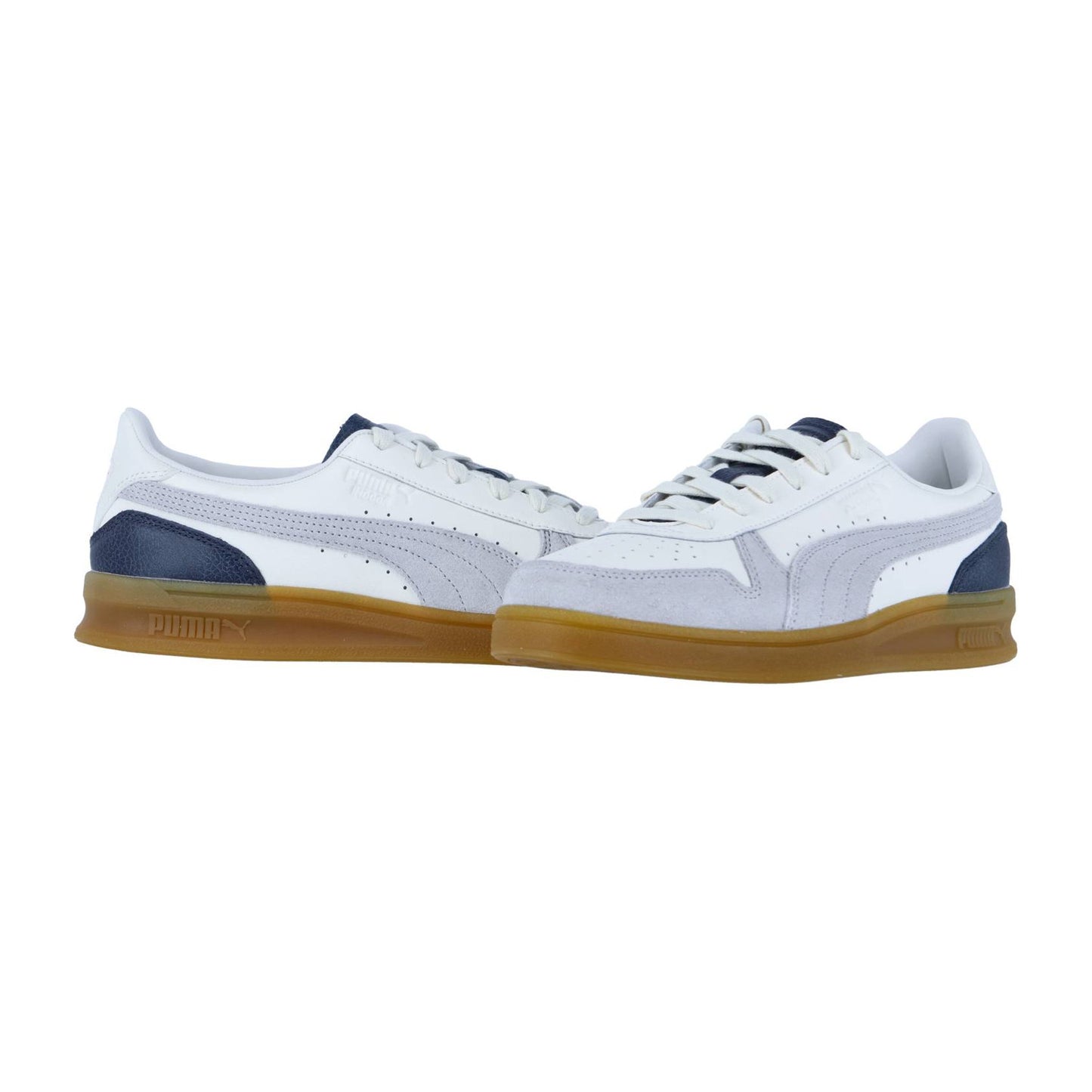 Die Puma Indoor Special Sneakers in Weiß und Marineblau haben Wildleder-Akzente und Gummisohlen, die Seite an Seite auf weißem Hintergrund ihren Retro-Indoor-Stil unterstreichen.