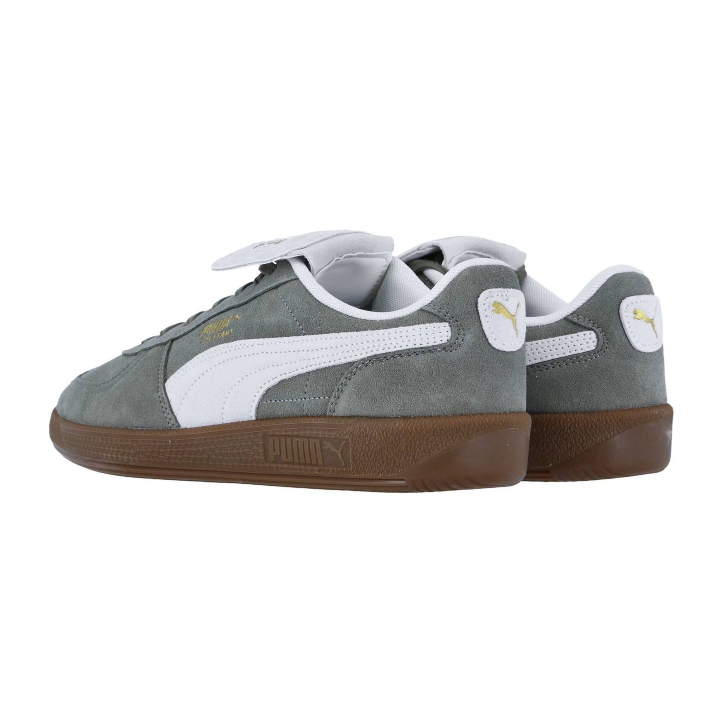 Die Puma Palermo PREMIUM Suede Sneakers in Grau verfügen über weiße Akzente, einen charakteristischen weißen Puma-Streifen und Gummisohlen, die von der Rückseite vor einem schlichten weißen Hintergrund für einen authentischen Retro-Terrassen-Stil angezeigt werden.