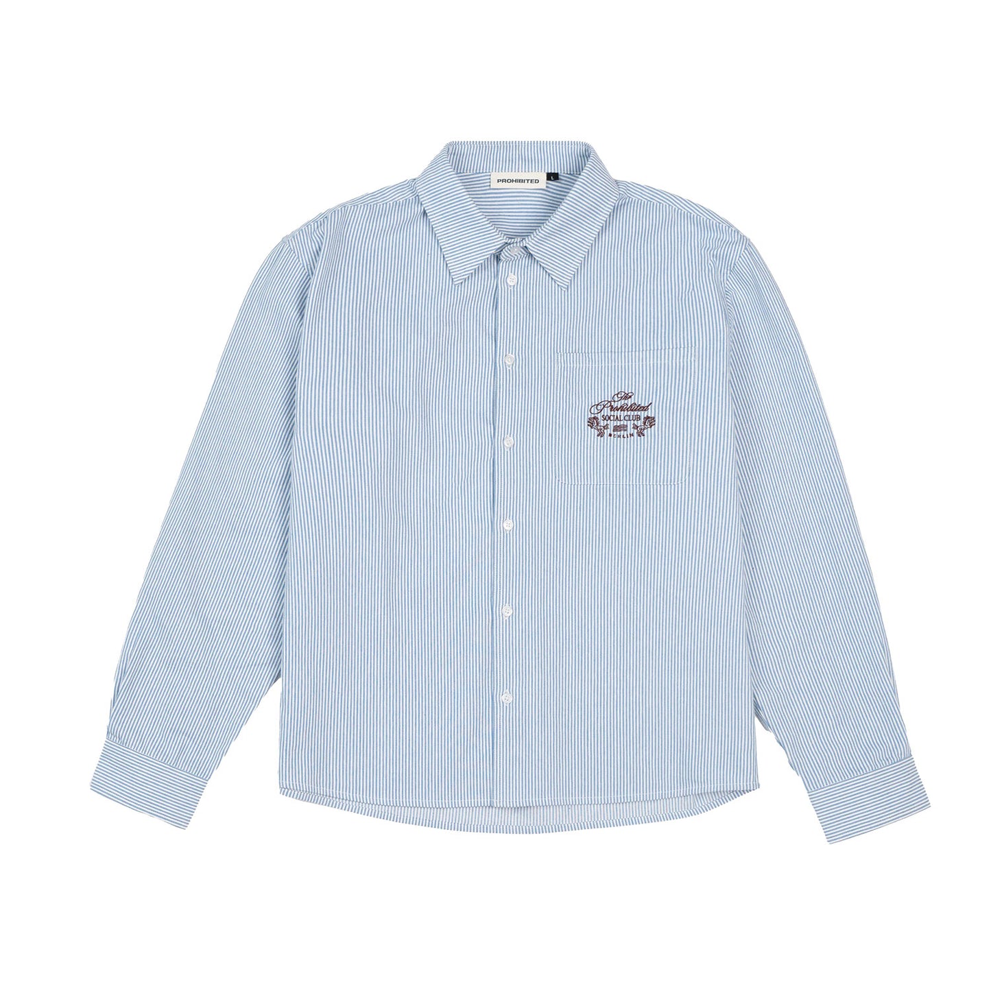 Das PROHIBITED Club Dress Shirt Blue hat hellblaue und weiße Längsstreifen, lange Ärmel, einen Kragen und einen kleinen gestickten Text und ein Design auf der linken Brust - ideal für ein elegantes Bürohemd.