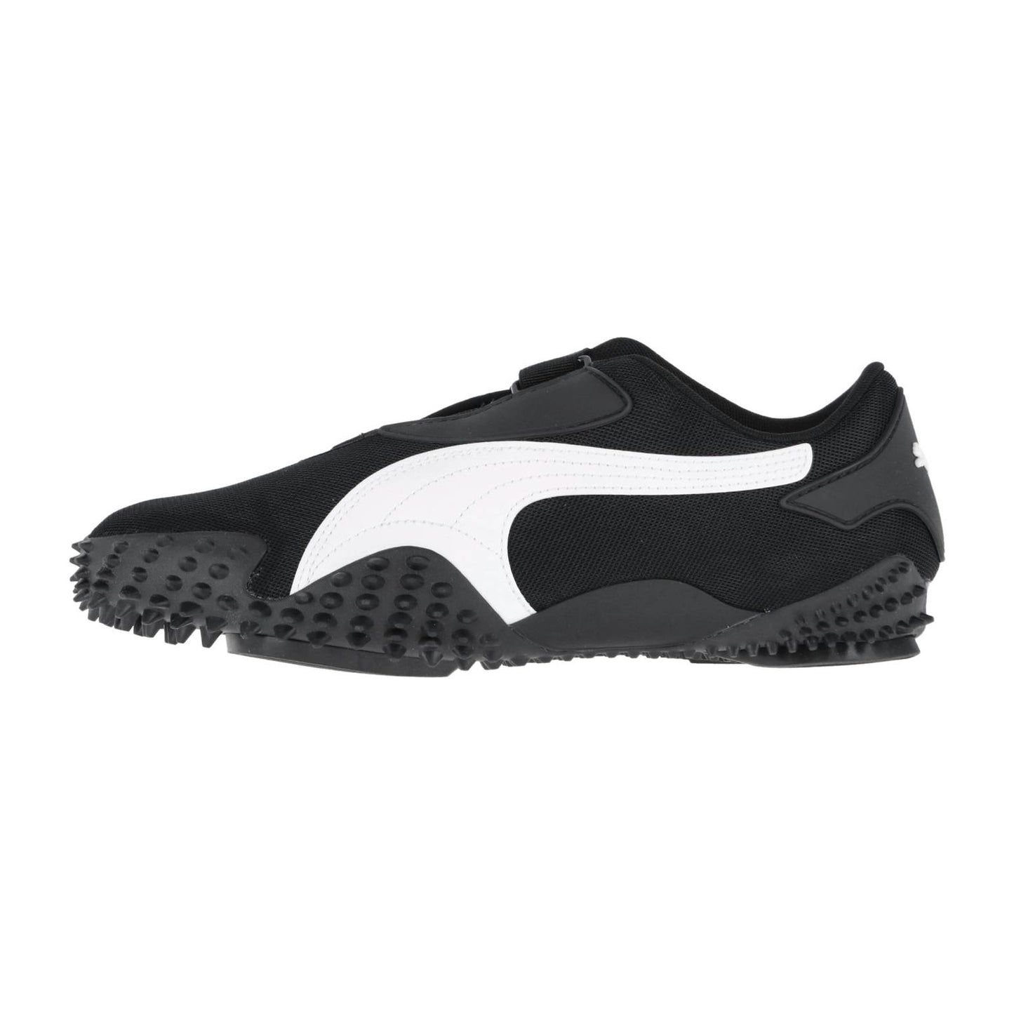 Puma Mostro OG Prime: Schwarzer Sport-Sneaker mit markantem weißem Seitenstreifen, strukturierter Gummisohle mit erhabenen Unebenheiten und einer niedrig geschnittenen Silhouette, von der Seite vor weißem Hintergrund dargestellt.
