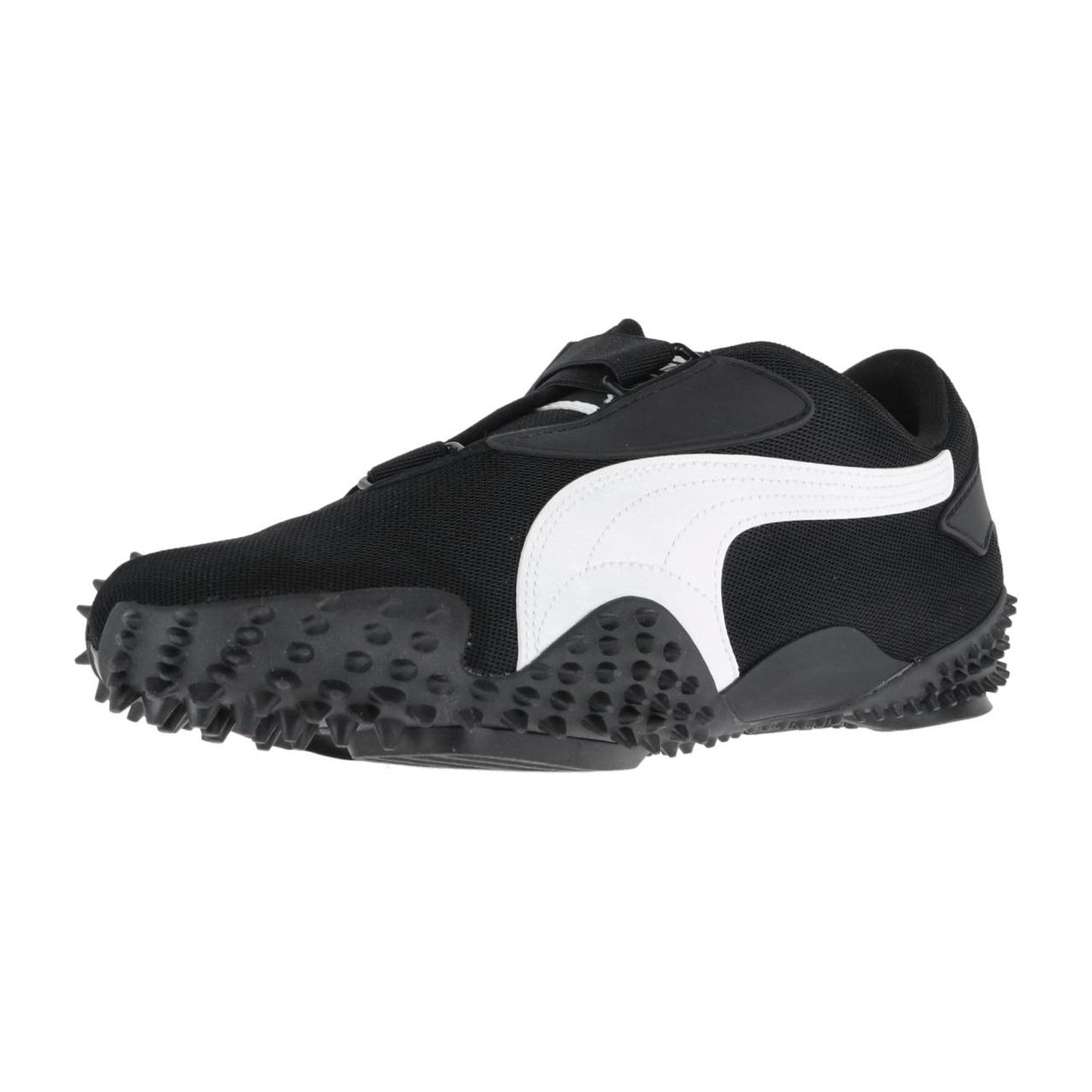 Der Puma Mostro OG Prime ist ein schwarzer Statement-Sneaker mit einem weißen, geschwungenen Seitenstreifen und einer strukturierten, genoppten Gummisohle auf weißem Hintergrund.