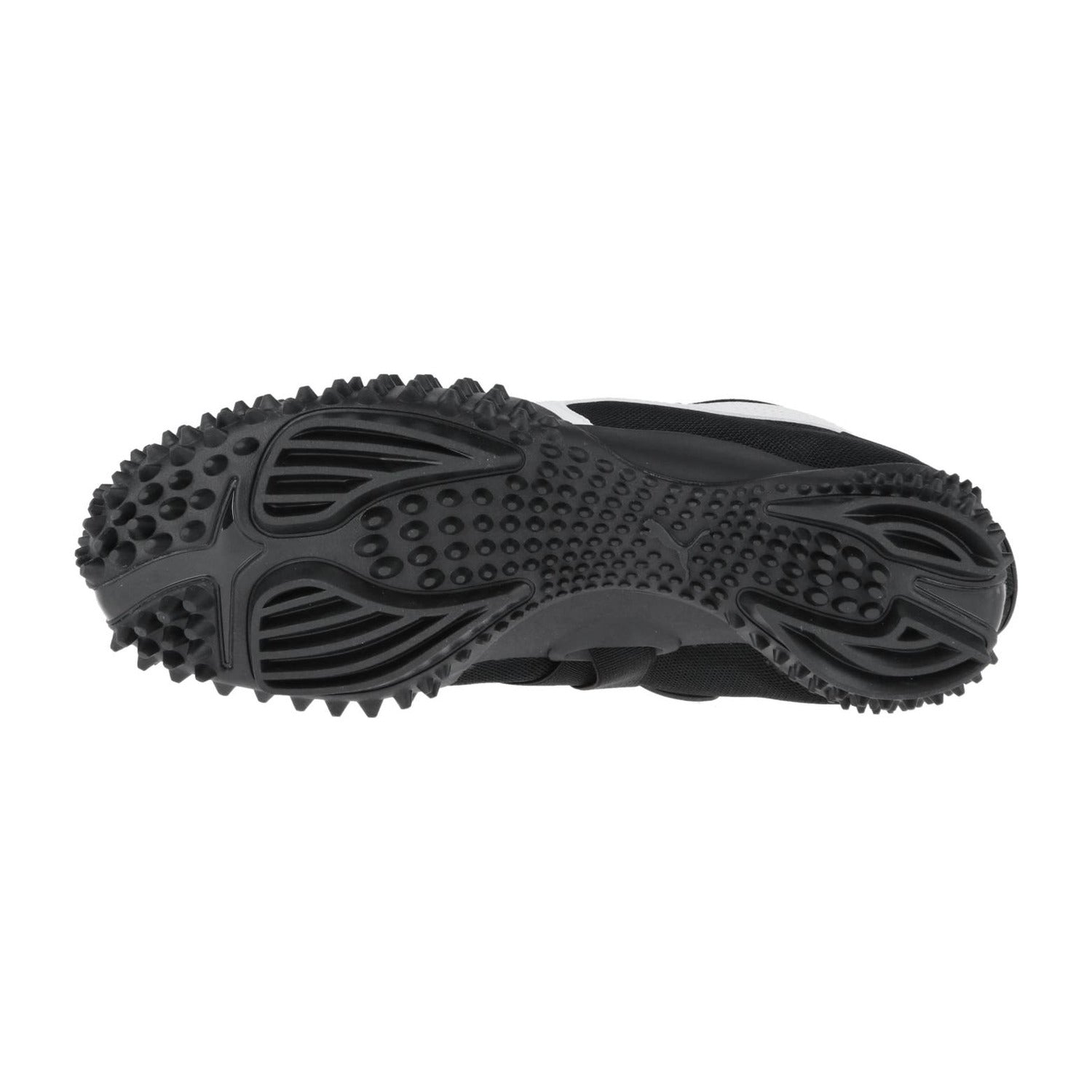 Das Bild zeigt die Unterseite des schwarzen Puma Mostro OG Prime Sneakers und konzentriert sich auf seine strukturierte Gummi-Außensohle mit verschiedenen Mustern, die für verbesserte Traktion und Grip entwickelt wurden.