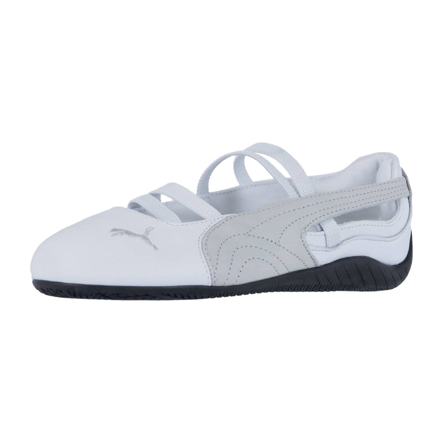 Der Puma Speedcat Ballet LTH Wns ist ein weiß-grauer Damen-Motorsport-Sneaker mit überkreuzten elastischen Riemen, einer schwarzen Sohle, einem seitlichen Puma-Logo und einem eleganten Lederdesign.