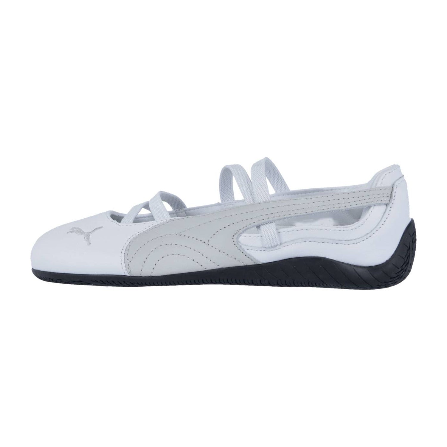 Der Puma Speedcat Ballet LTH Wns ist ein weißer Damen-Motorsport-Sneaker mit schlankem, minimalistischem Look, niedrigem Profil, schwarzer Sohle, grauem Puma-Logo und überkreuzten elastischen Riemen für einen sicheren Sitz.