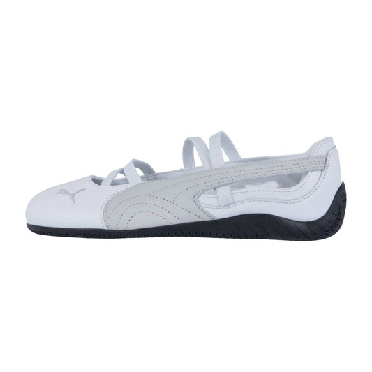 Der Puma Speedcat Ballet LTH Wns ist ein weißer Damen-Motorsport-Sneaker mit schlankem, minimalistischem Look, niedrigem Profil, schwarzer Sohle, grauem Puma-Logo und überkreuzten elastischen Riemen für einen sicheren Sitz.